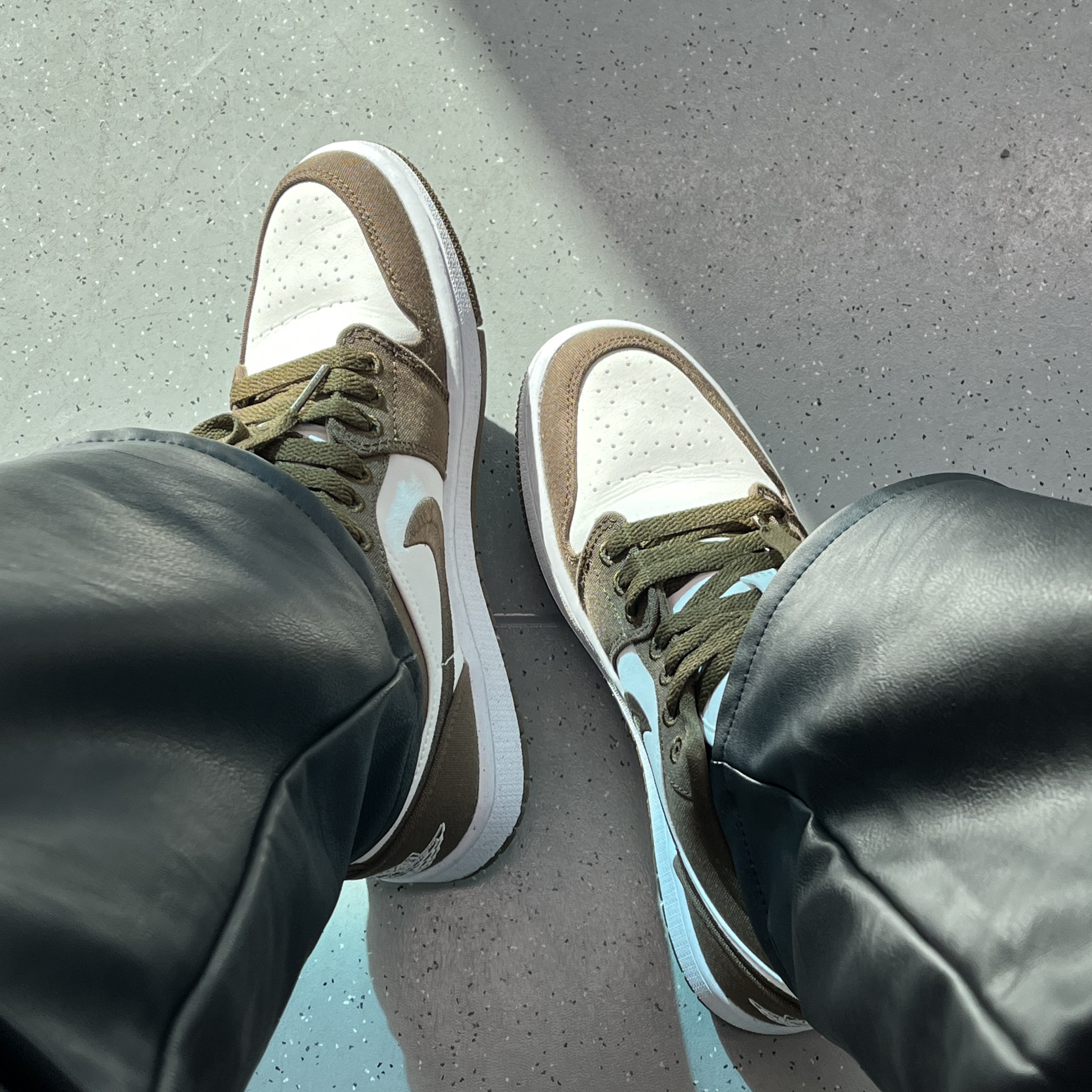 (W) Jordan 1 Low SE Light Olive 착용 스타일