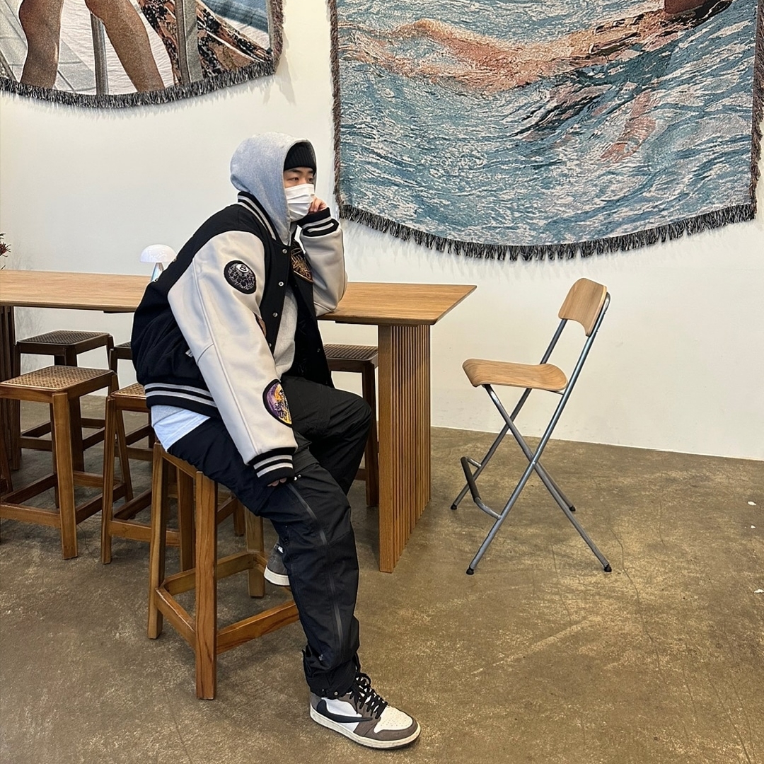 Stussy x Dries Van Noten Varsity Jacket Black, Jordan 1 x Travis Scott Retro High OG SP Mocha 착용 스타일