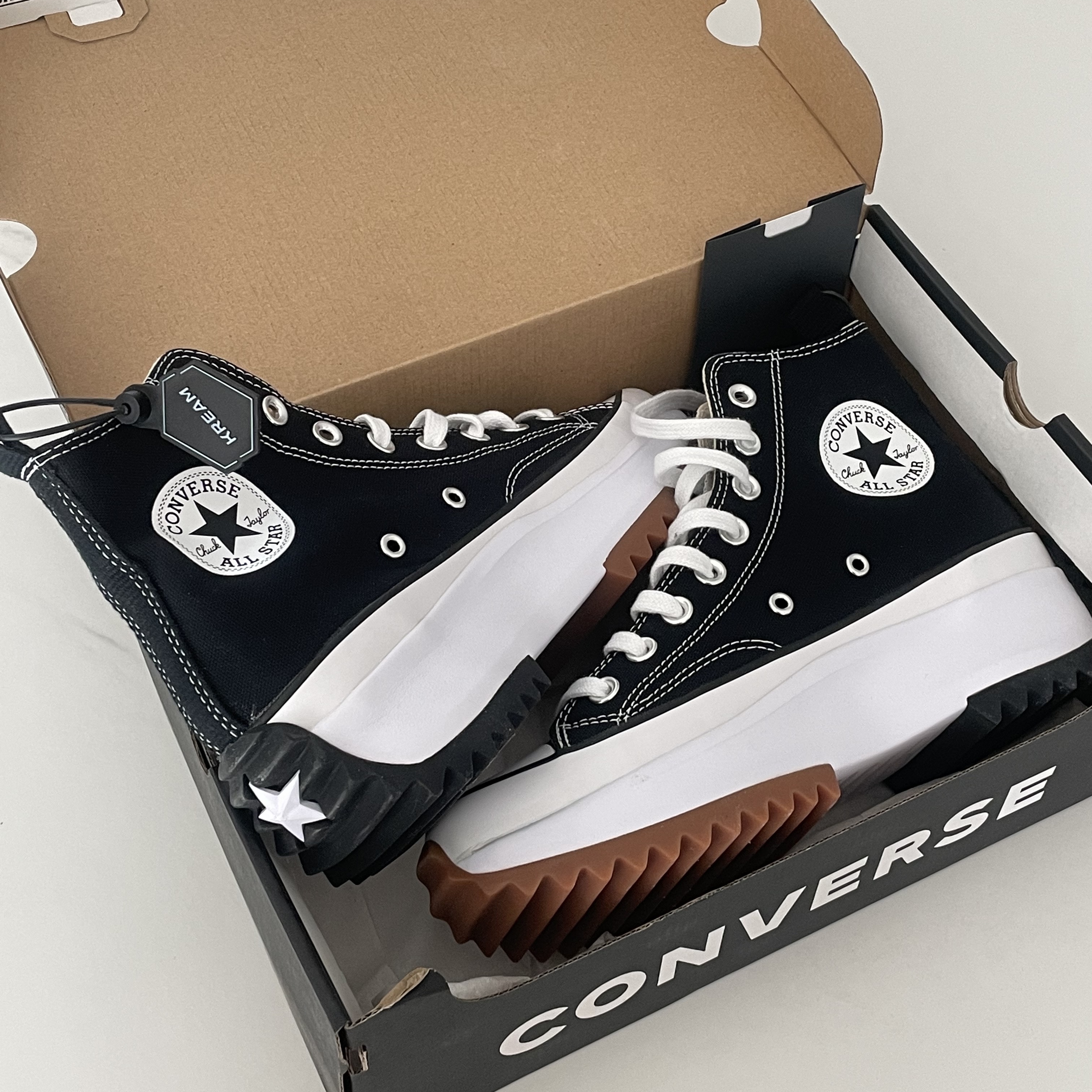 Converse Run Star Hike Hi Black White Gum 착용 스타일