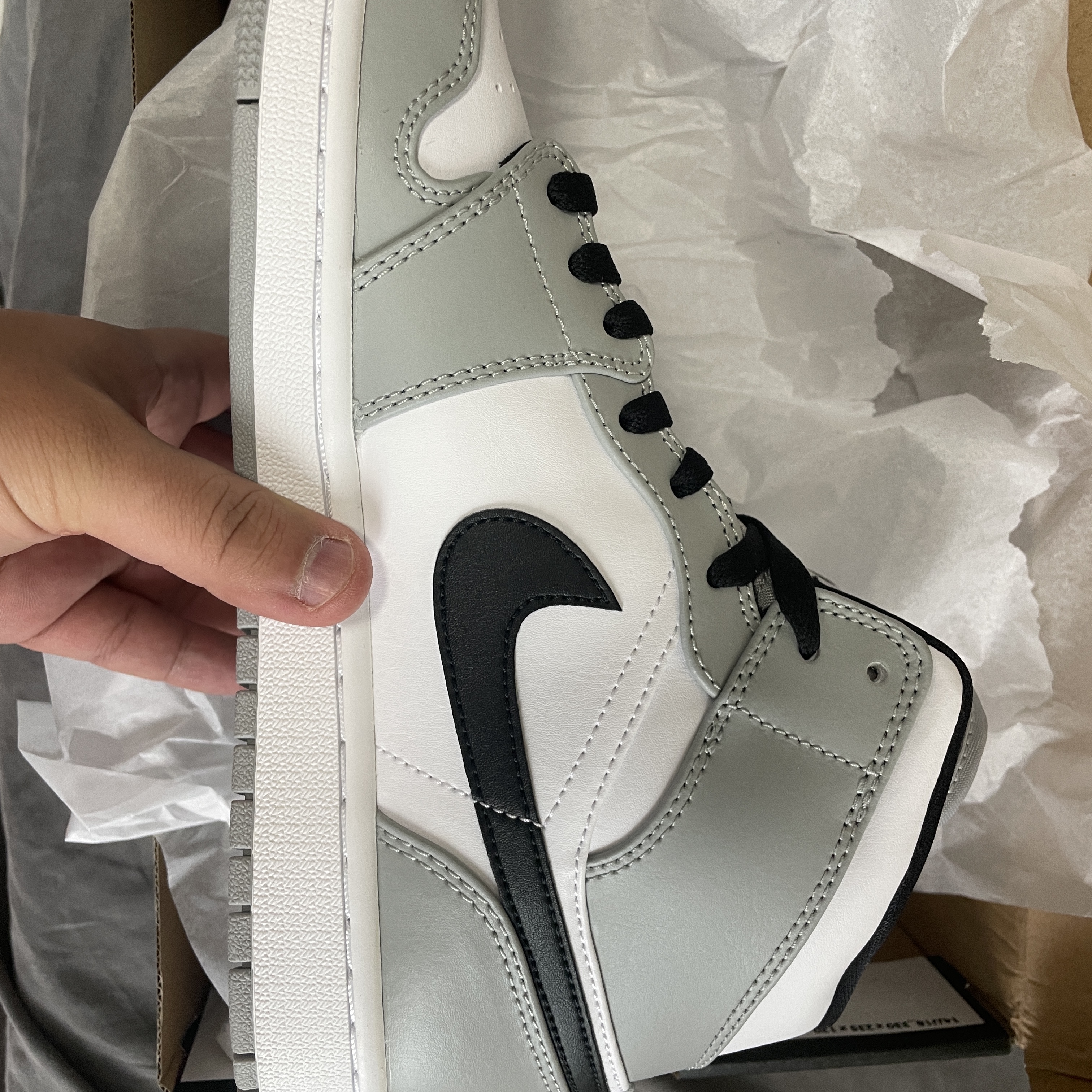 Jordan 1 Mid Light Smoke Grey 착용 스타일 - 2