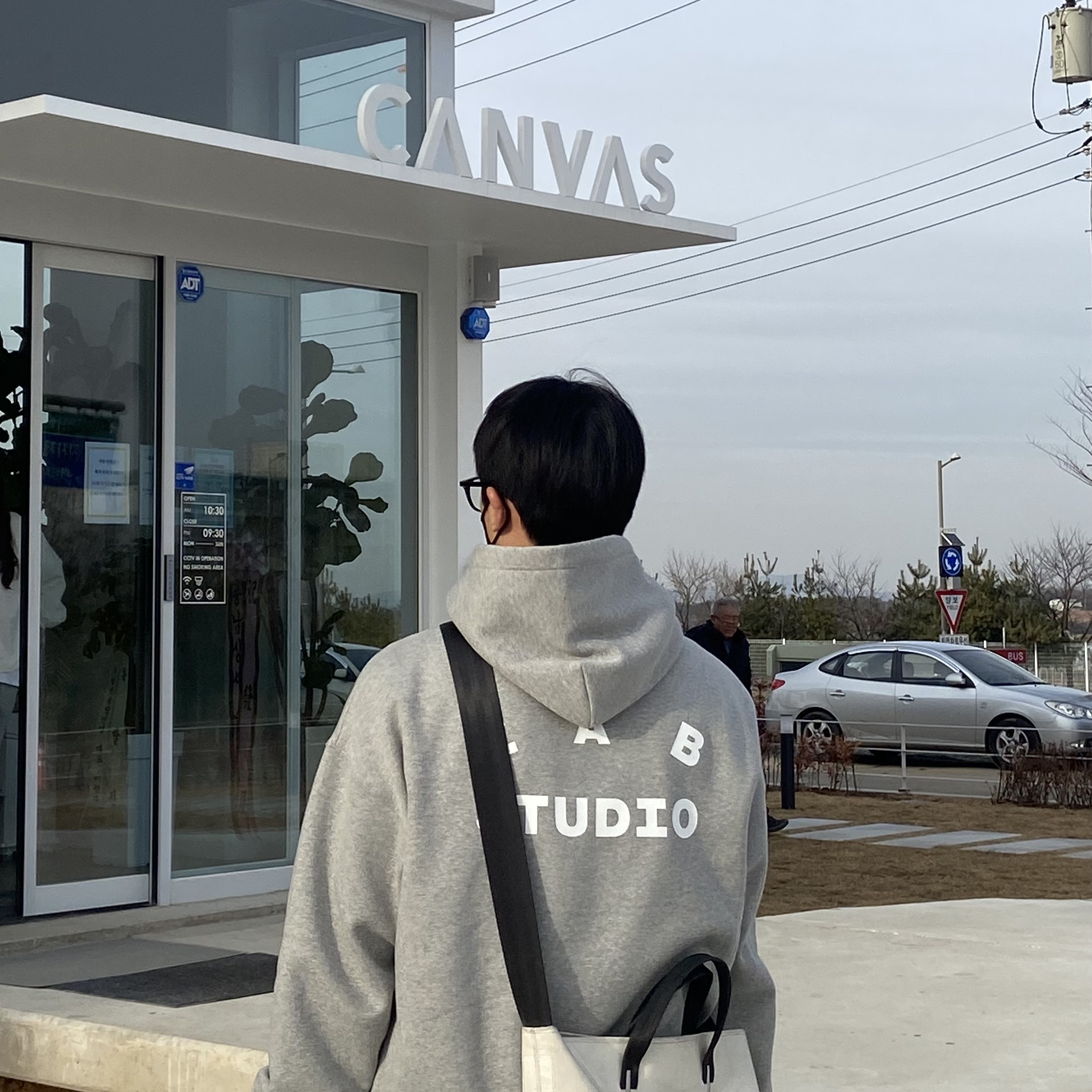 IAB Studio Hoodie Gray - 21SS 착용 스타일