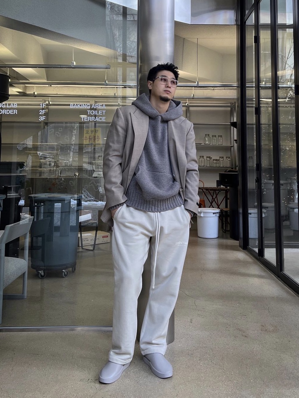 Essentials Relaxed Sweatpants Wheat - 22SS, Fear of God The California Concrete 착용 스타일
