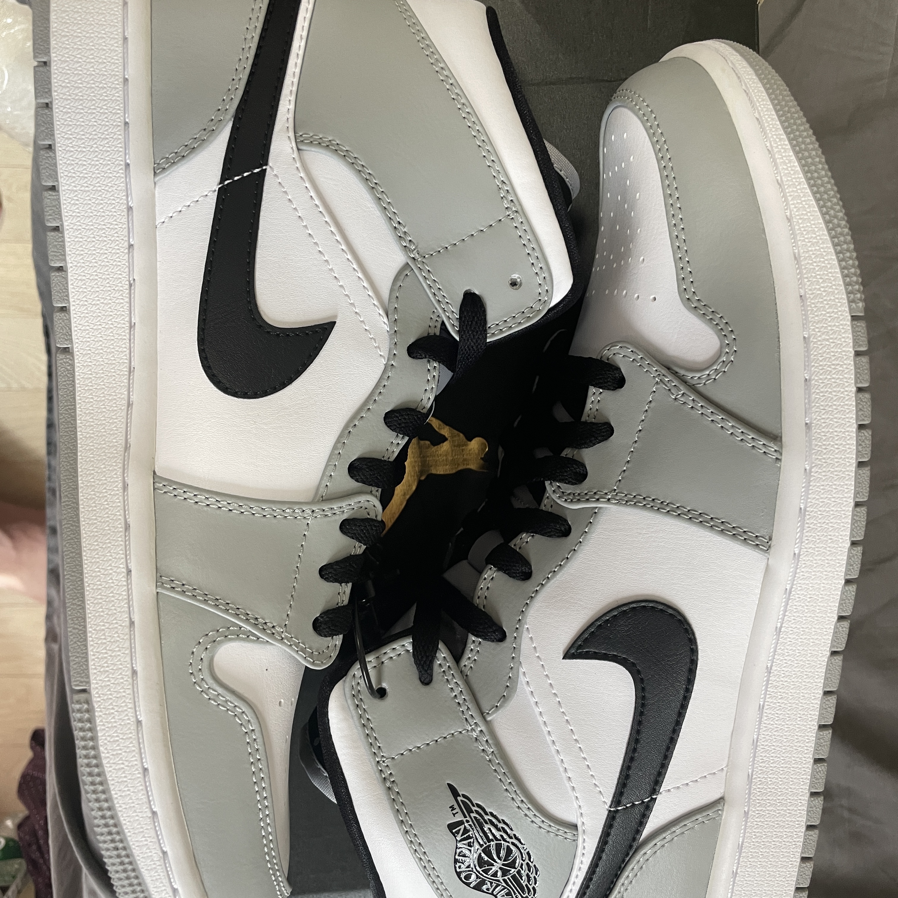 Jordan 1 Mid Light Smoke Grey 착용 스타일 - 3