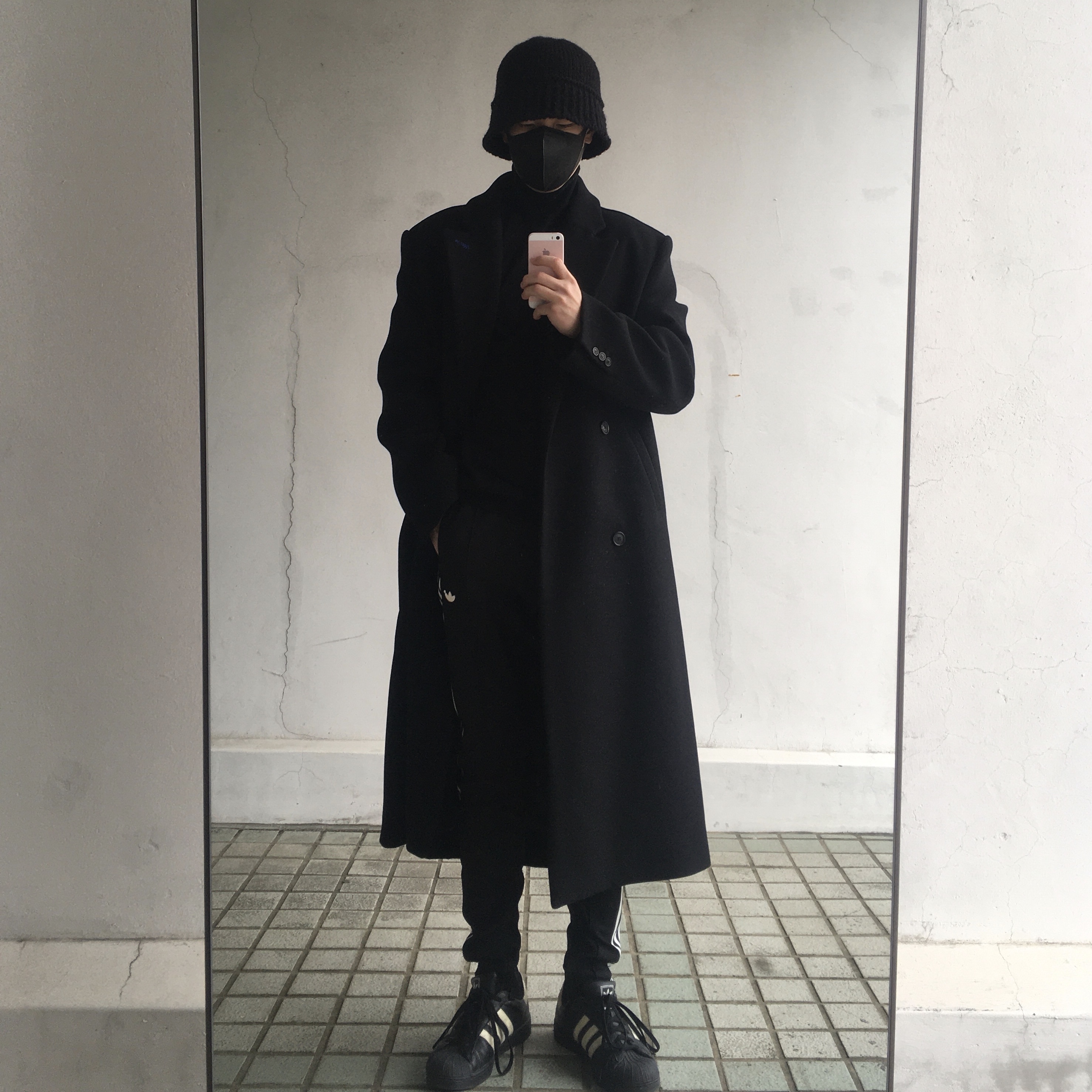Zara x Ader Error Oversized Wool Coat Black, Adidas Superstar Core Black White 착용 스타일 - 1
