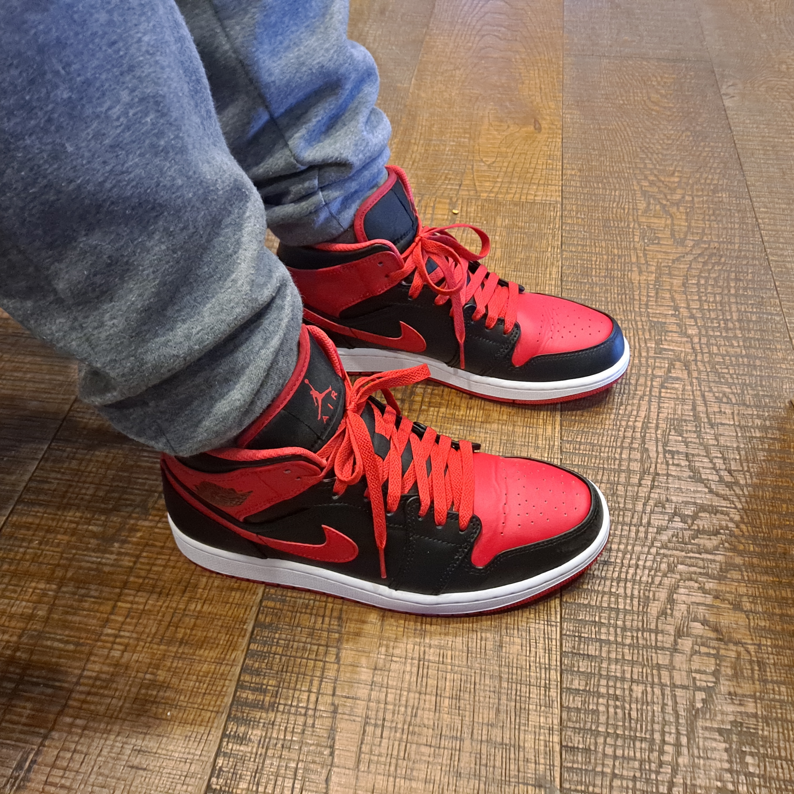 Jordan 1 Mid Black Fire Red 착용 스타일 - 2