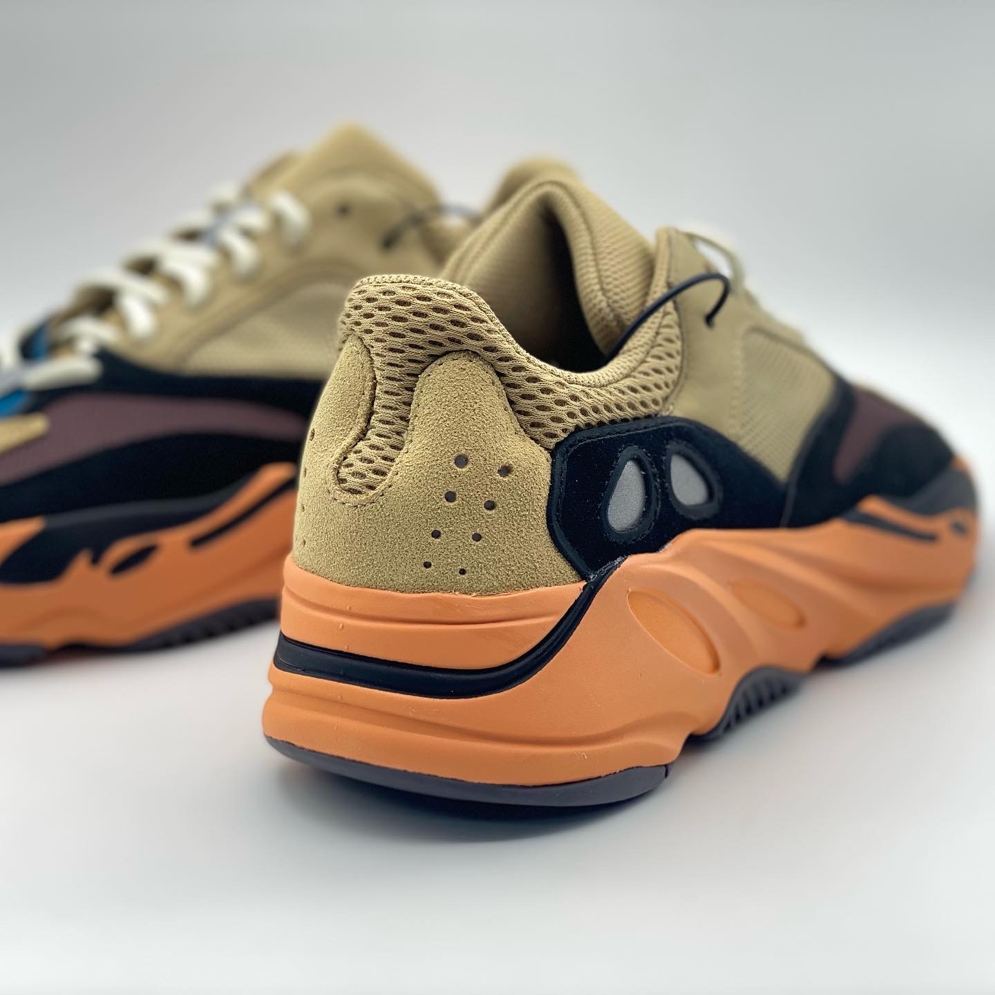 Adidas Yeezy Boost 700 Enflame Amber 착용 스타일 - 3
