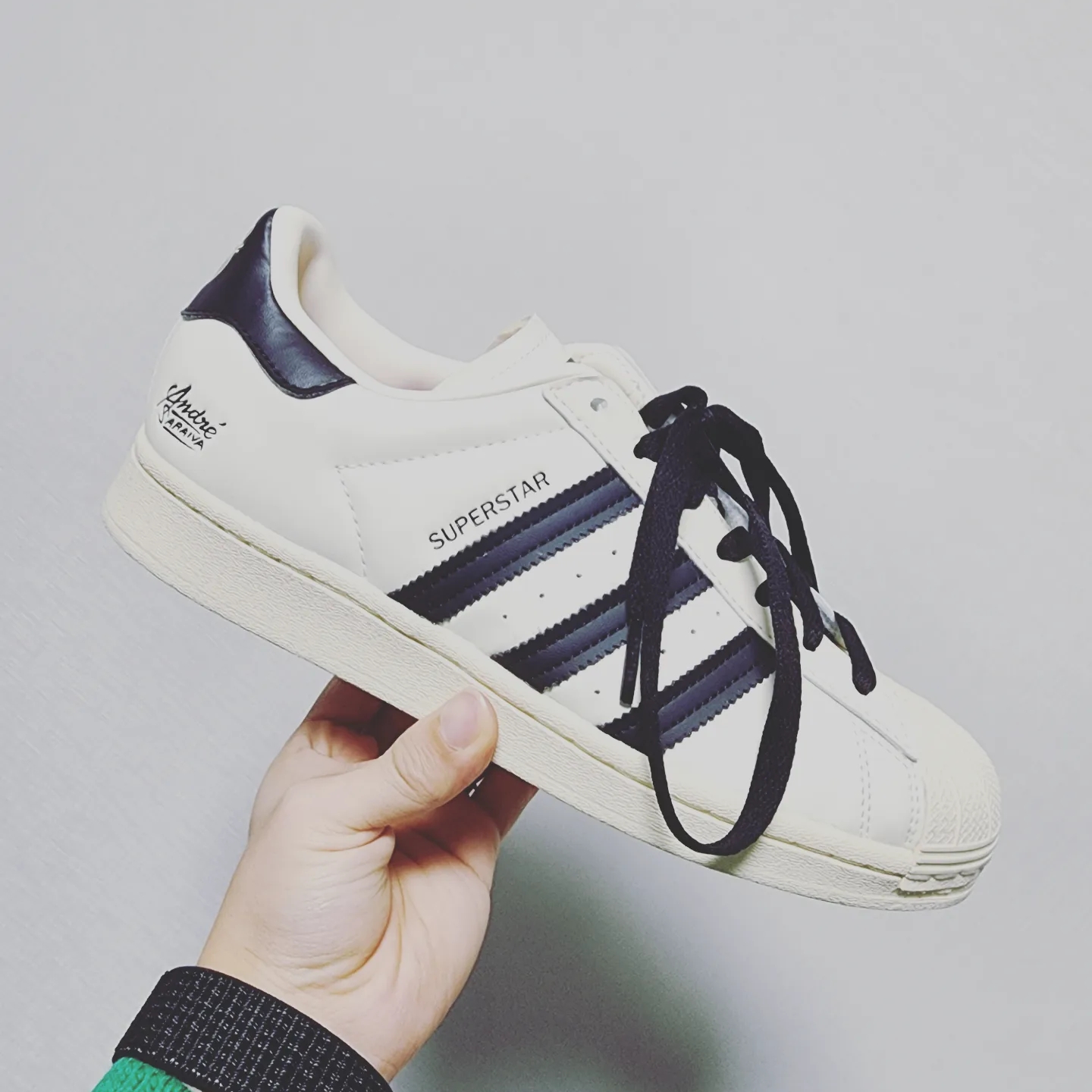 Adidas x Andre Saraiva Superstar Cream White Core Black 착용 스타일 - 2