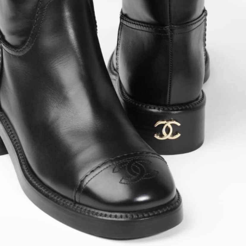 (W) Chanel High Boots Calfskin & Black 착용 스타일 - 1