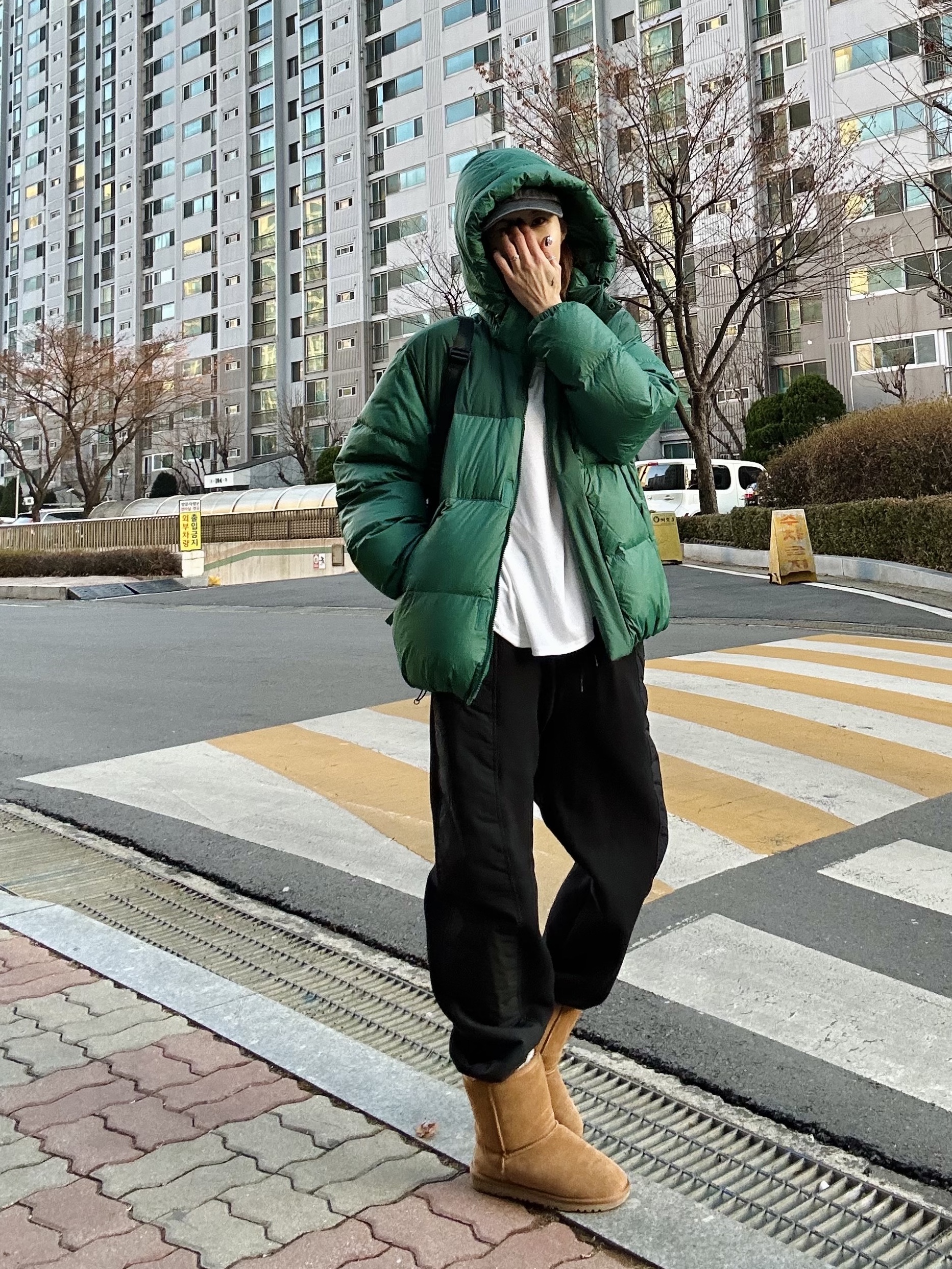 (W) UGG Classic Short II Boots Chestnut, Supreme Kevlar Denim S Logo 6-Panel Black - 22SS 착용 스타일 - 3