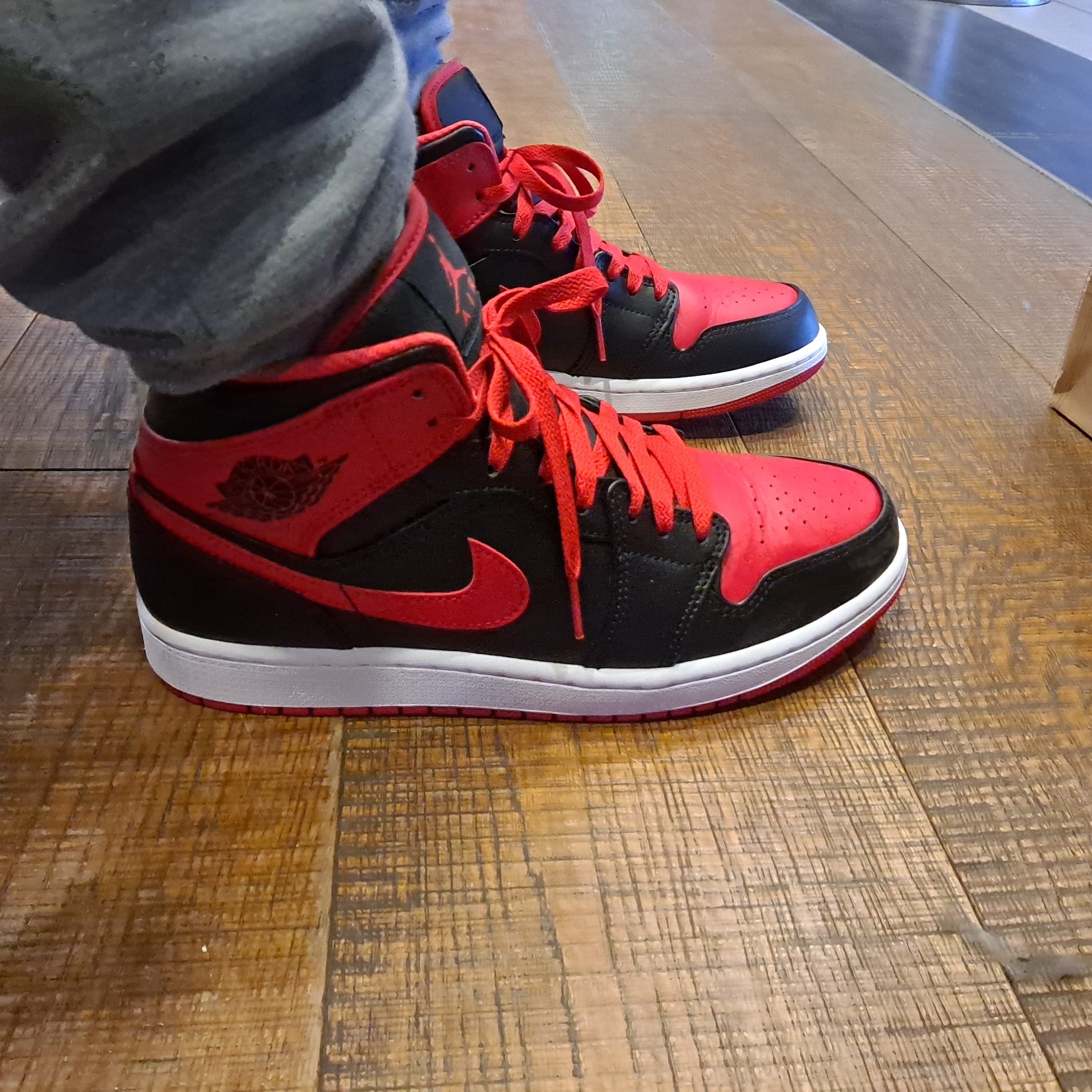Jordan 1 Mid Black Fire Red 착용 스타일 - 1