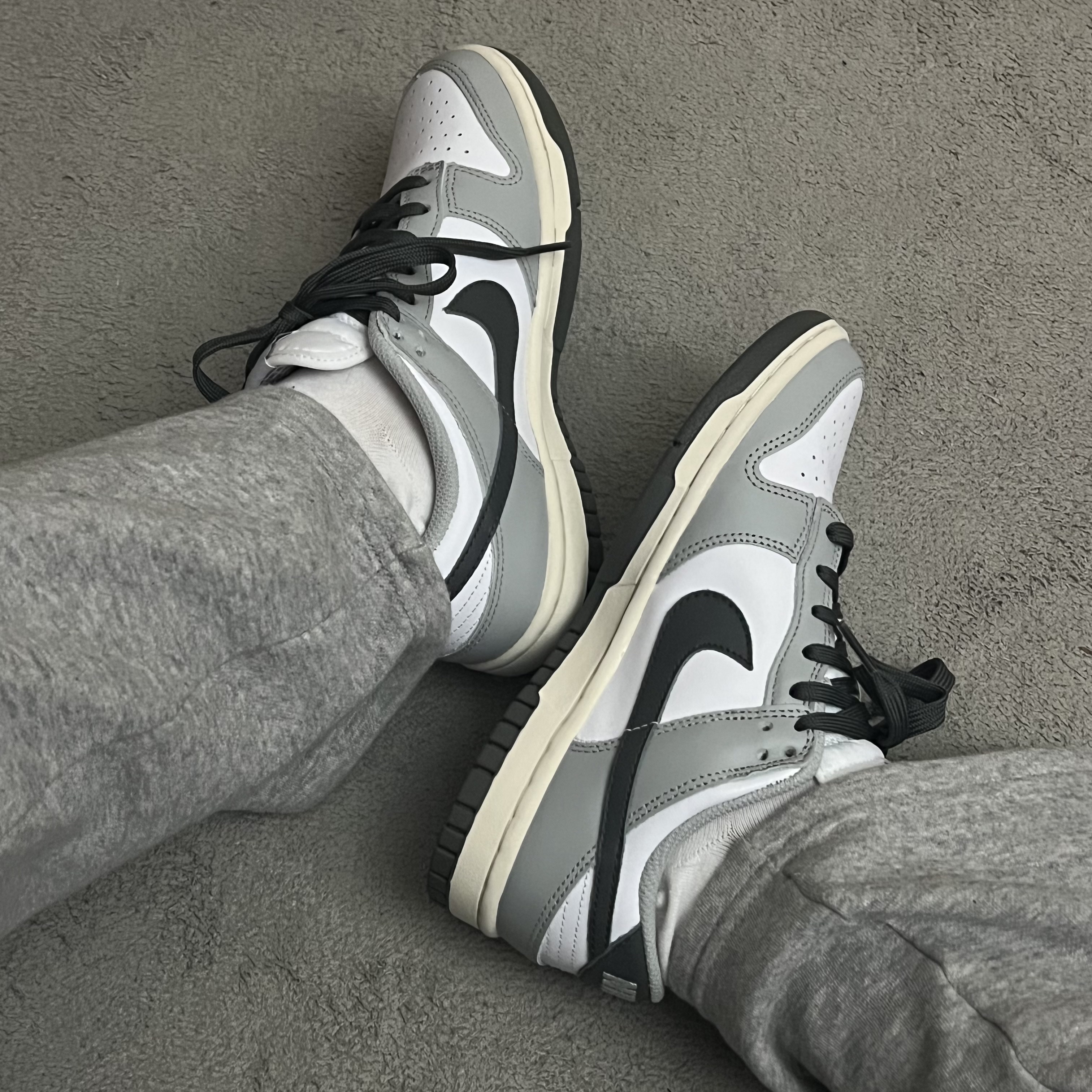 (W) Nike Dunk Low Light Smoke Grey 착용 스타일 - 1