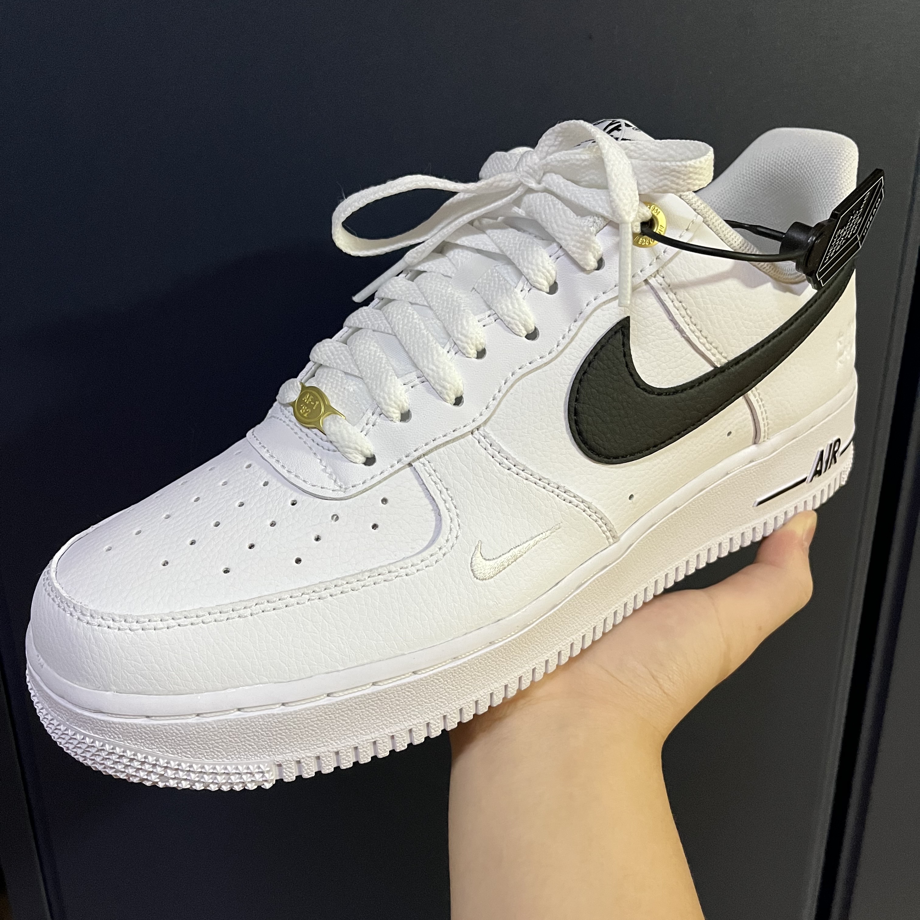 Nike Air Force 1 '07 LV8 40th Anniversary Join Forces White Black 착용 스타일 - 2