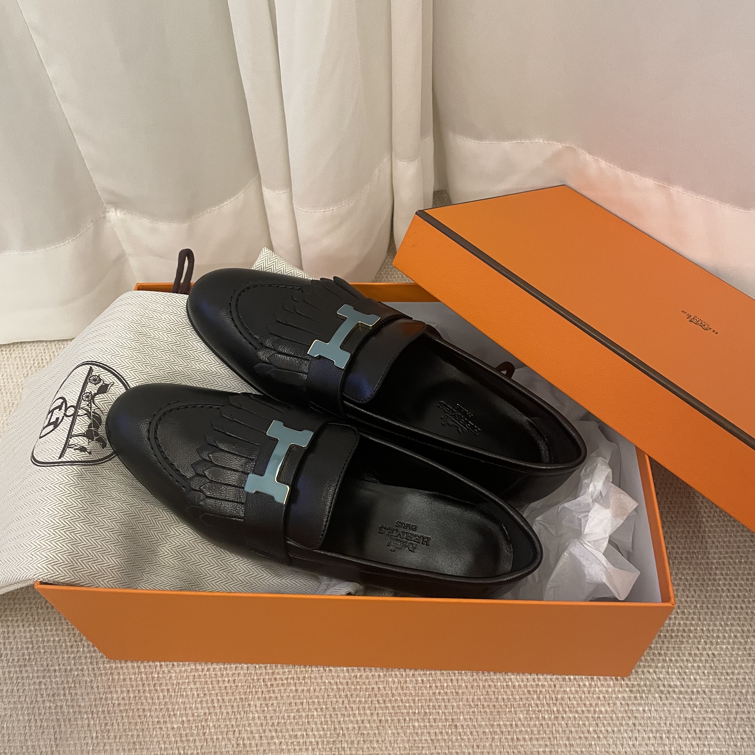 (W) Hermes Royal Loafers Goatskin & Permabrass Noir 착용 스타일 - 2