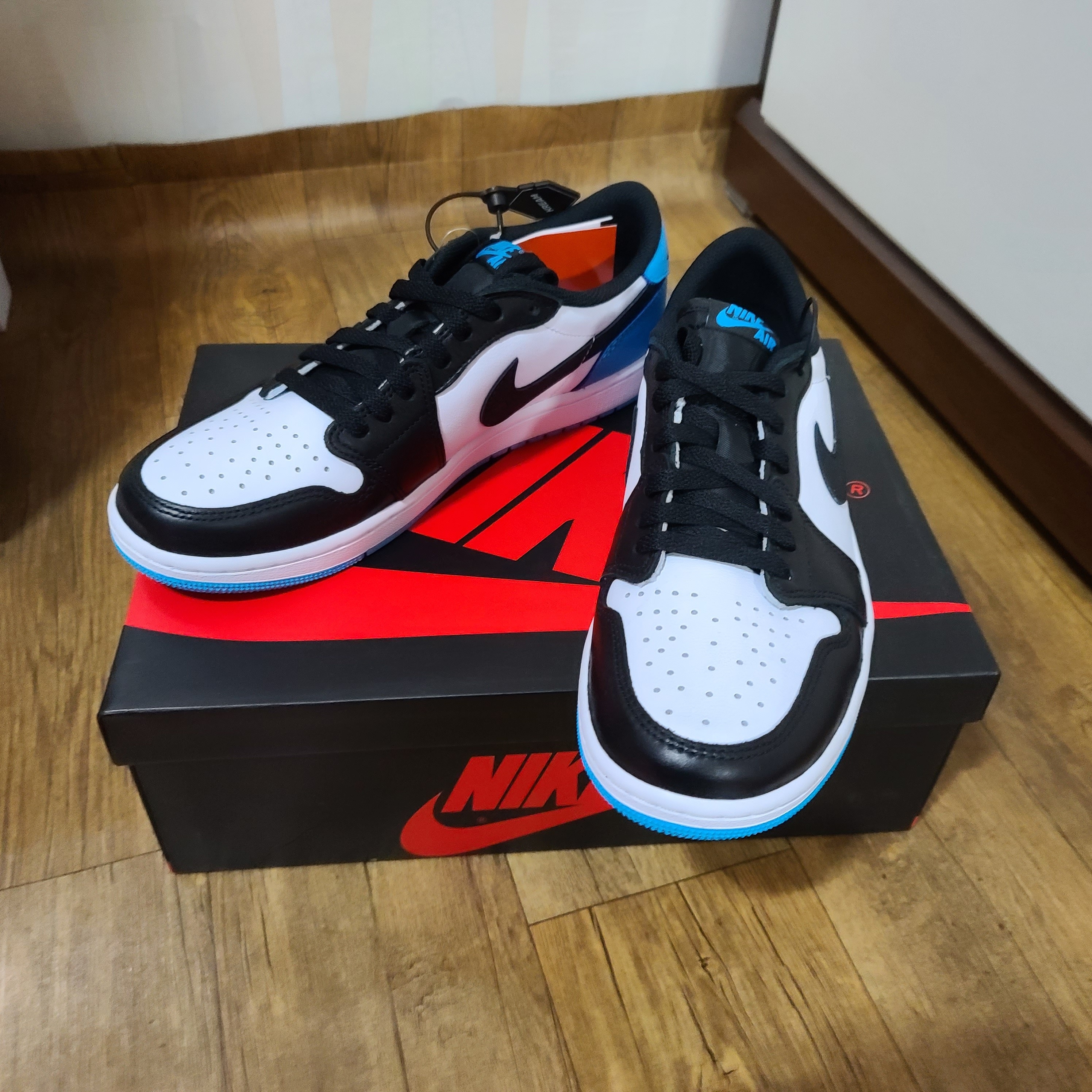 Jordan 1 Retro Low OG Black and Dark Powder Blue 착용 스타일 - 2