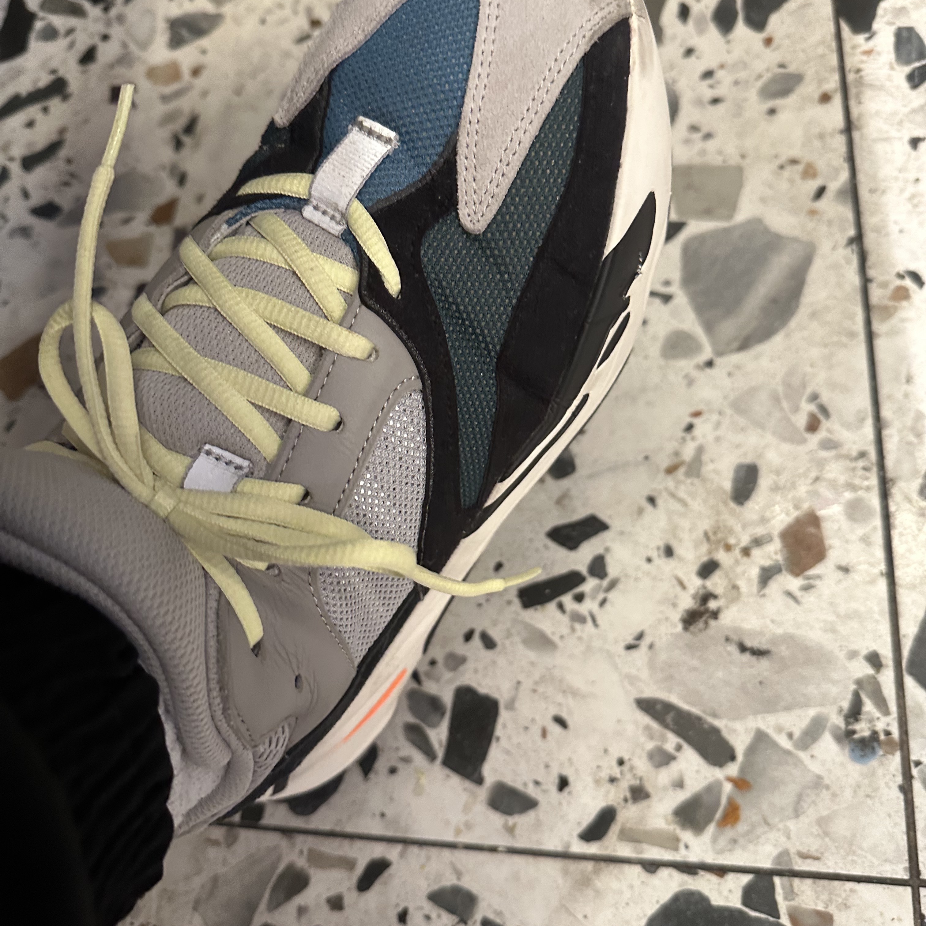 Adidas Yeezy Boost 700 Wave Runner Solid Grey 2017/2019 착용 스타일