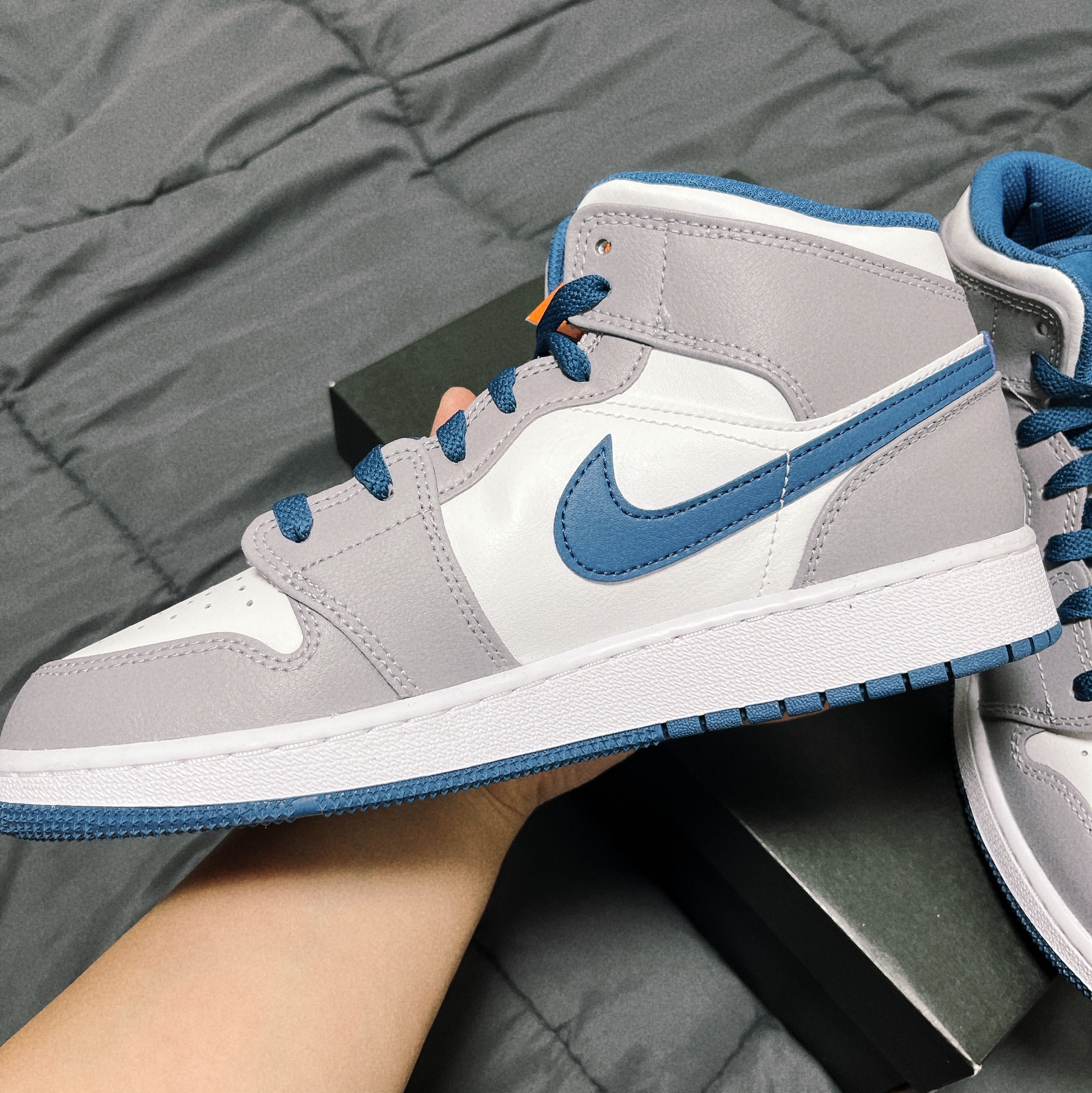 (GS) Jordan 1 Mid Cement Grey True Blue 착용 스타일 - 3