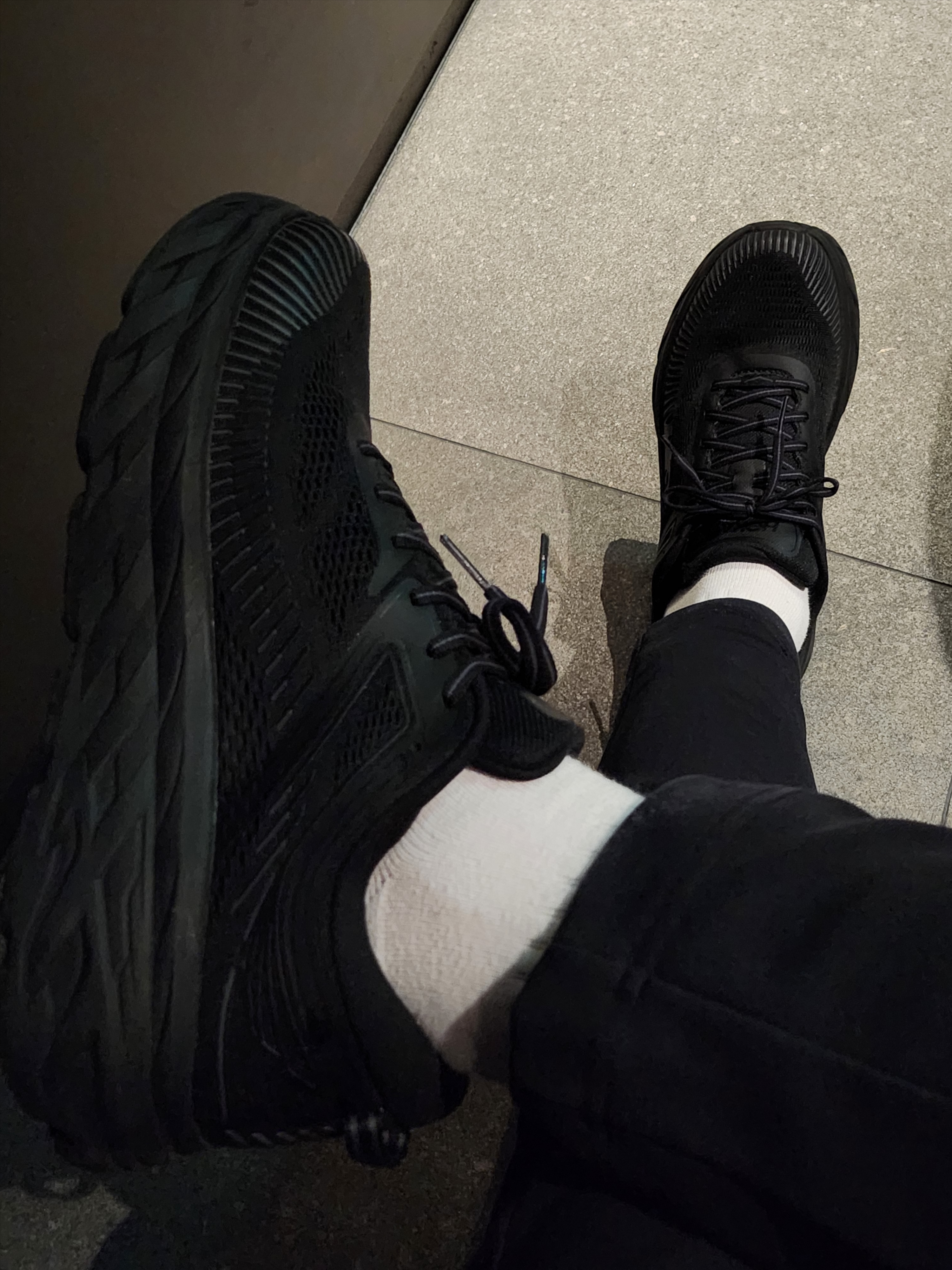 Hoka Bondi 7 Black 착용 스타일