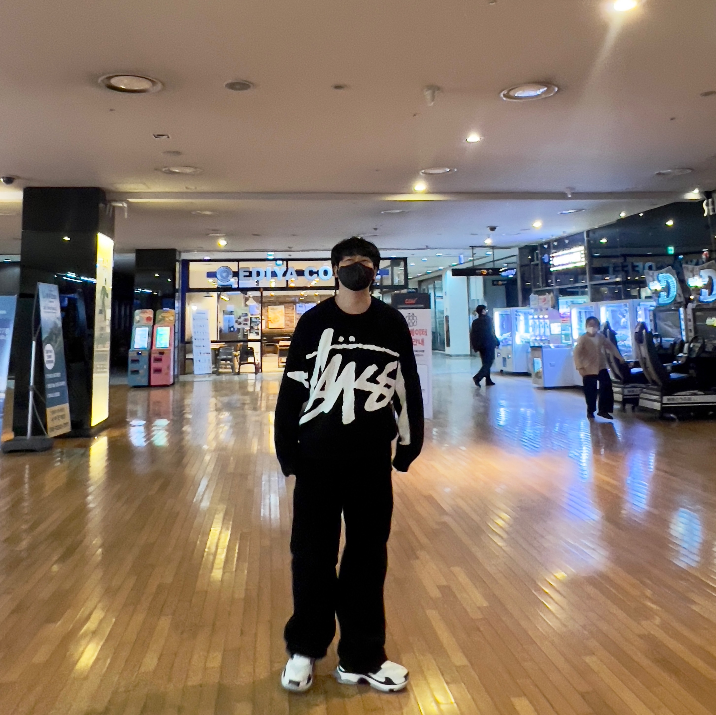 Balenciaga x Adidas Triple S Sneakers White Black, Stussy Stock Sweater Black 착용 스타일 - 2