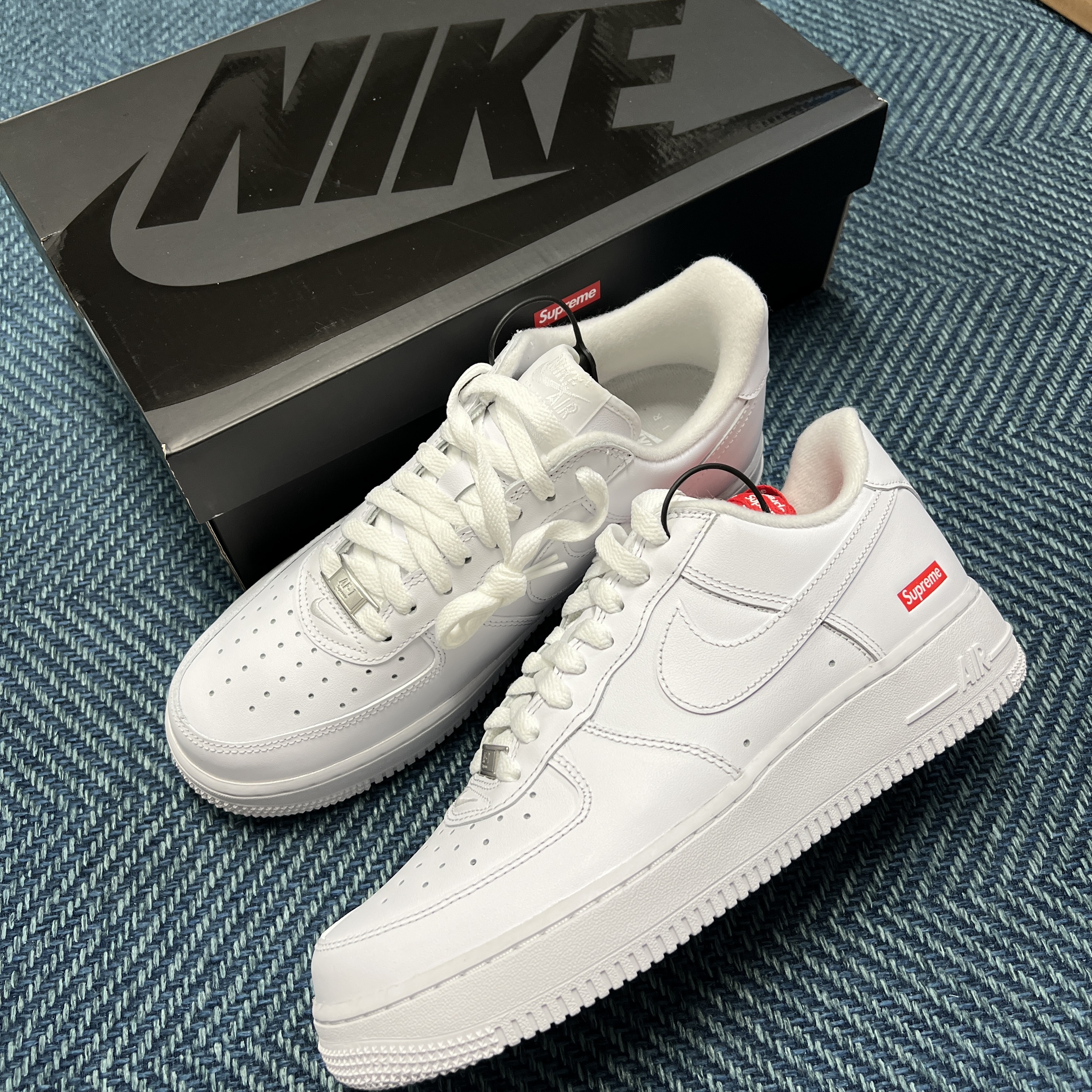 Nike x Supreme Air Force 1 Low White 착용 스타일