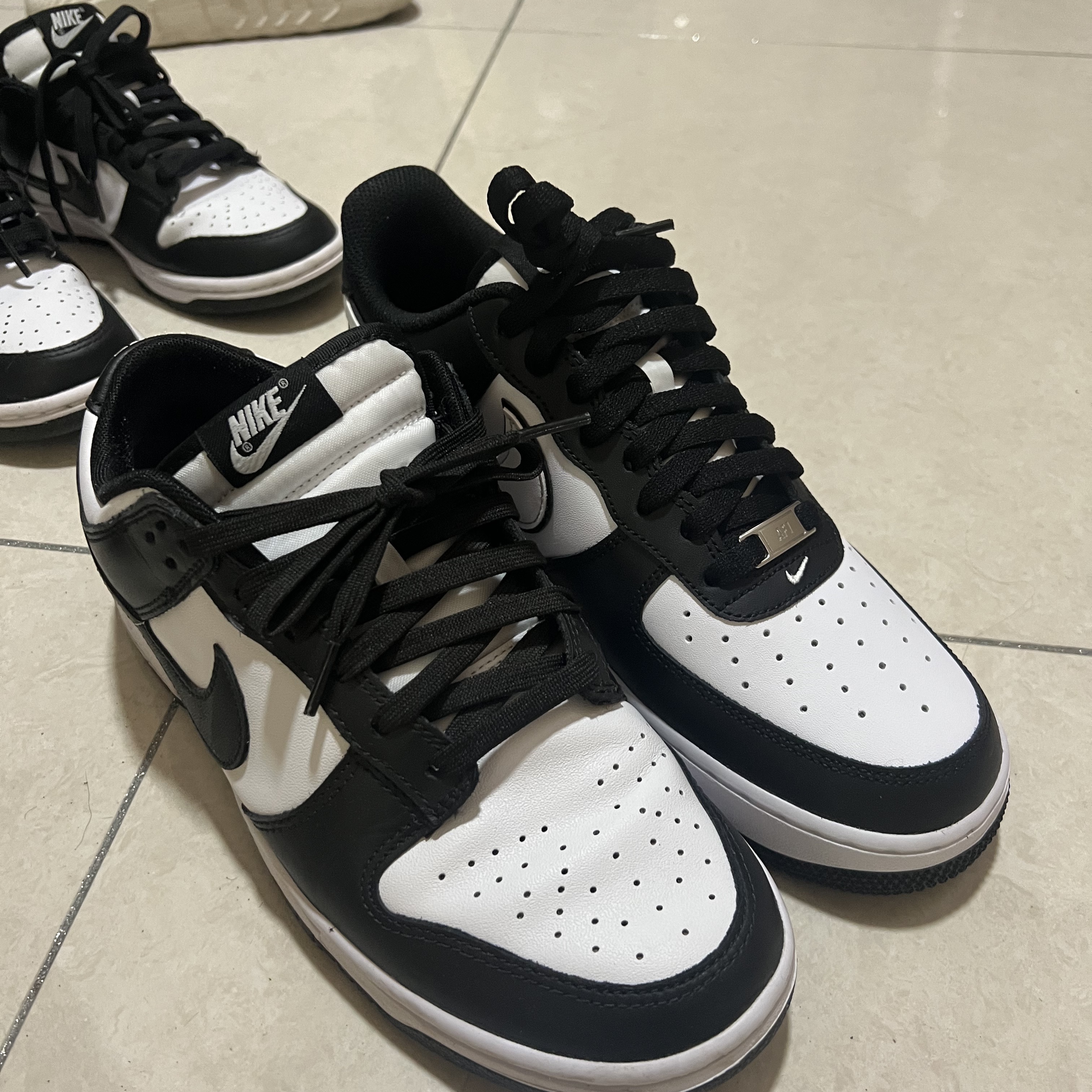 Nike Dunk Low Retro Black, Nike Air Force 1 '07 Black White 착용 스타일 - 1