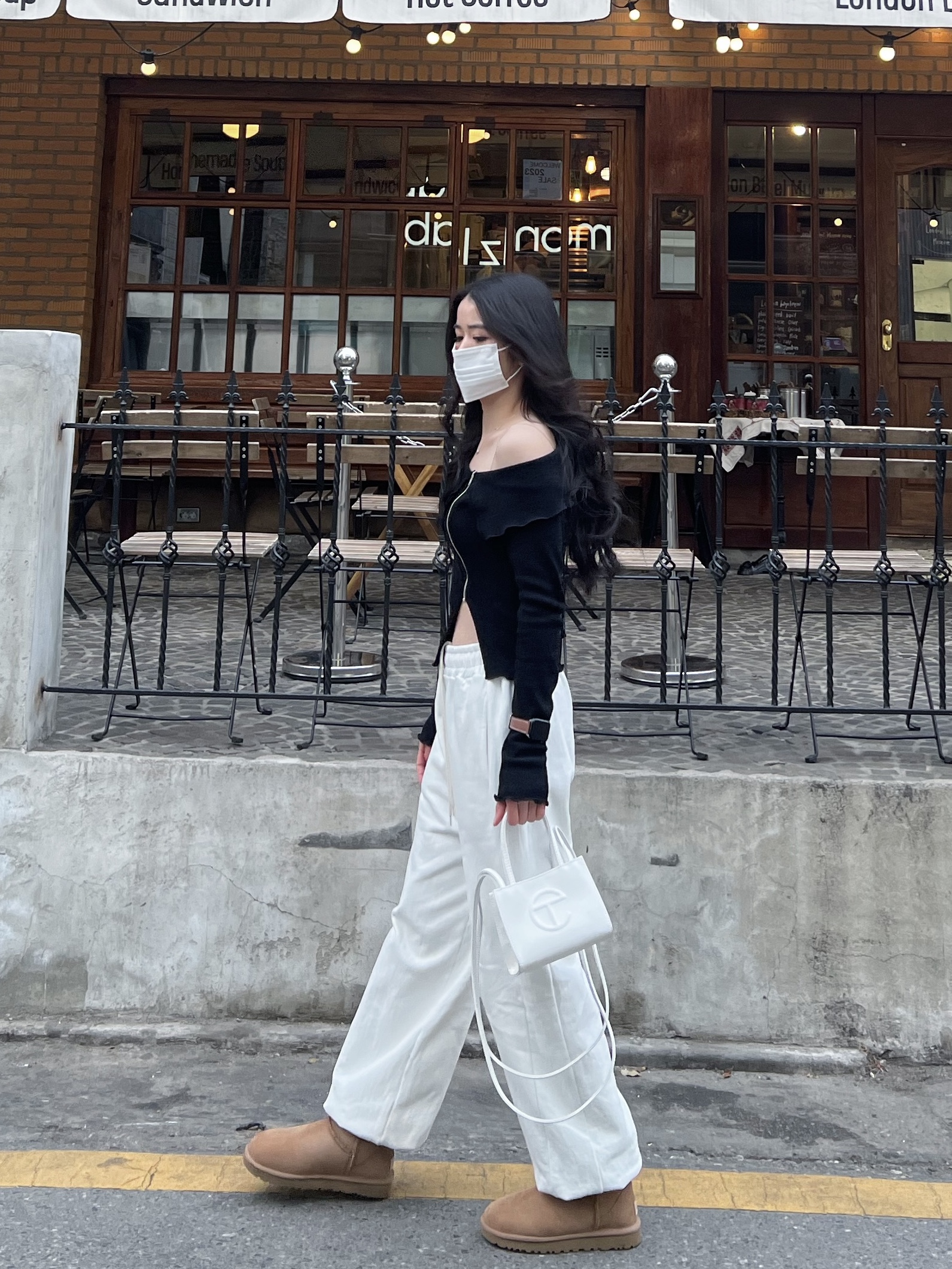 (W) UGG Classic Mini II Boots Chestnut, Telfar Small Shopping Bag White 착용 스타일 - 1