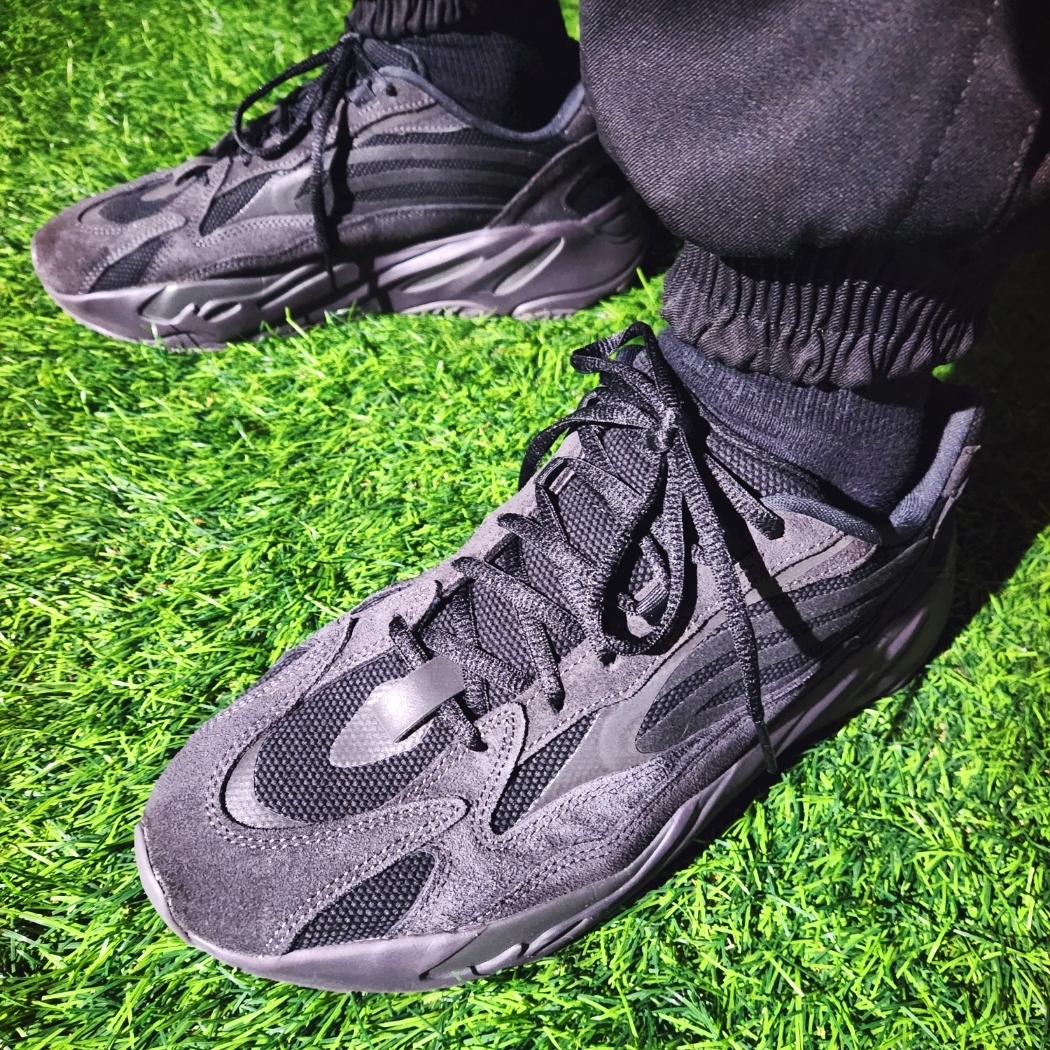 Adidas Yeezy Boost 700 V2 Vanta 2019 착용 스타일 - 5