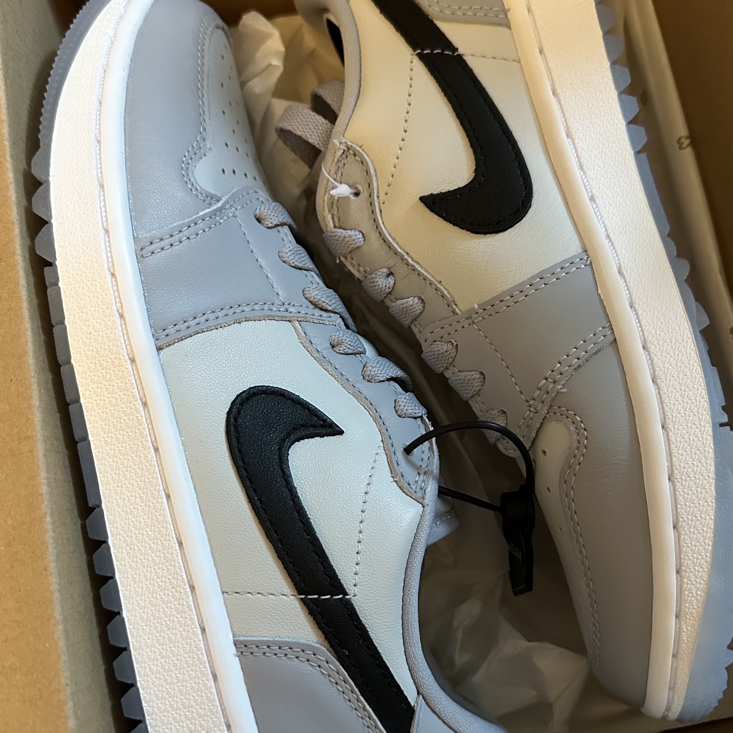 Jordan 1 Low Golf Wolf Grey 착용 스타일 - 2
