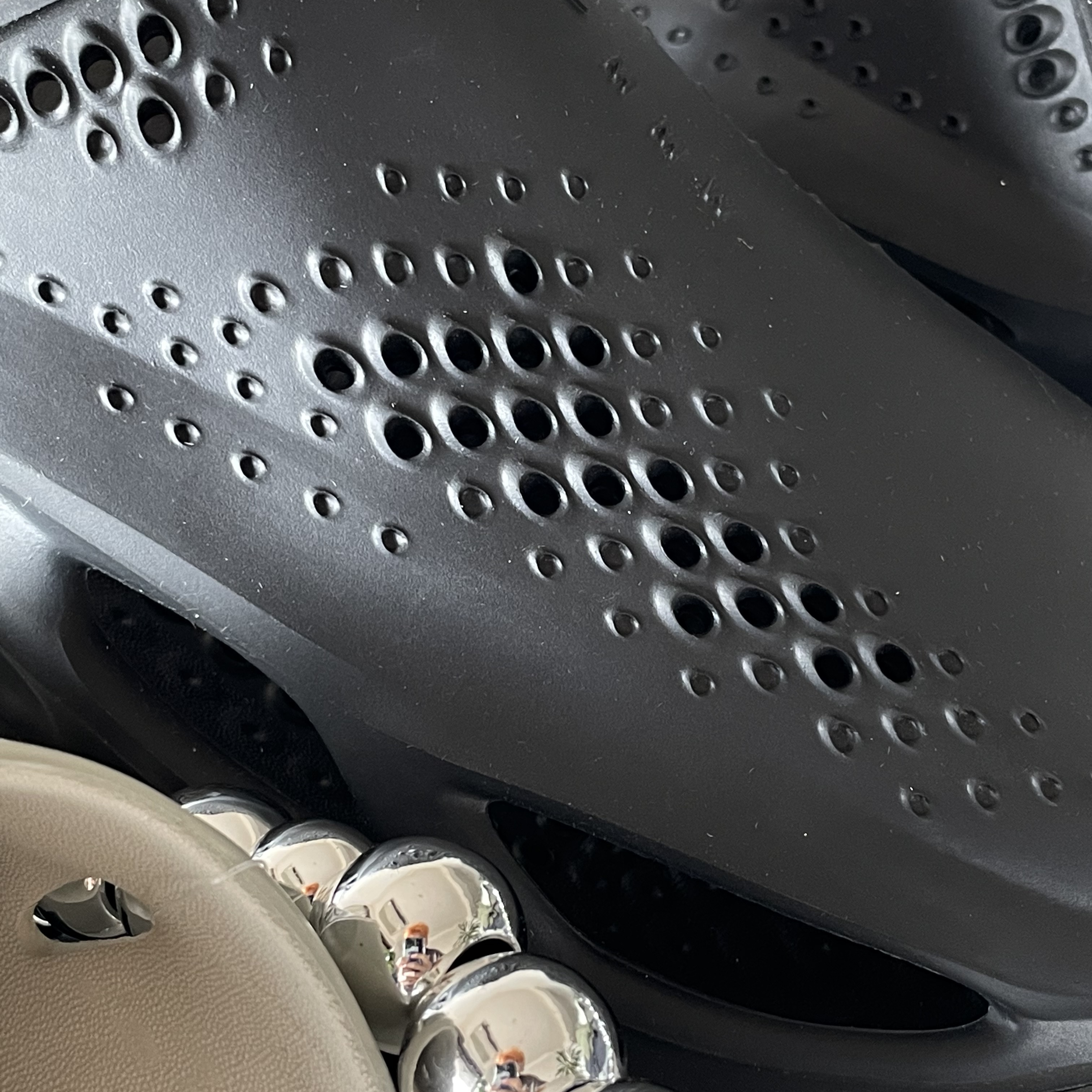 Nike x Matthew M Williams 005 Slide Light Bone and Chrome, Nike x Matthew M Williams 005 Slide Black 착용 스타일 - 4