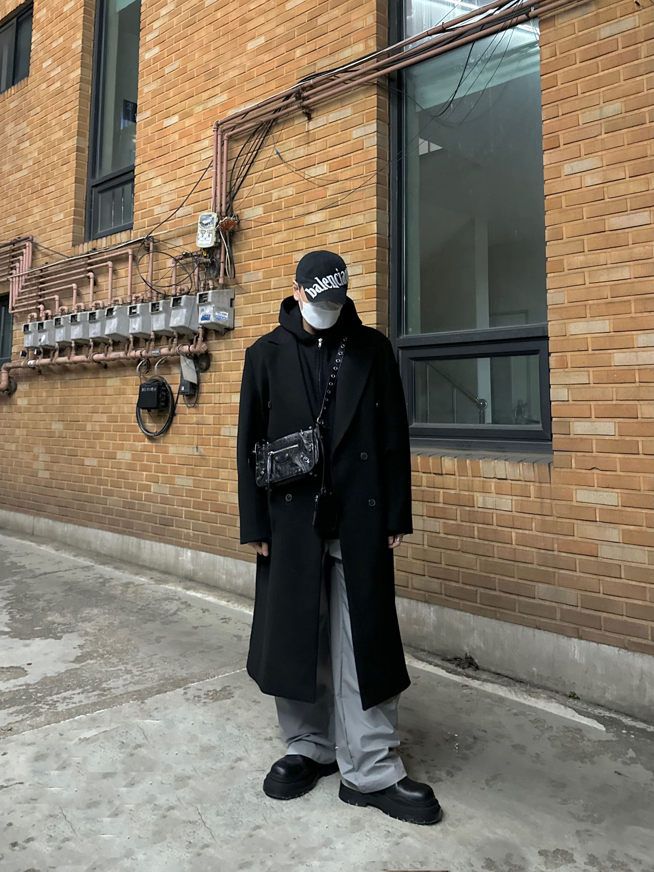 Yeezy Gap Engineered By Balenciaga Flame Cap Black, Balenciaga Arena Lambskin Le Cagole XS Shoulder Bag Black 착용 스타일 - 1