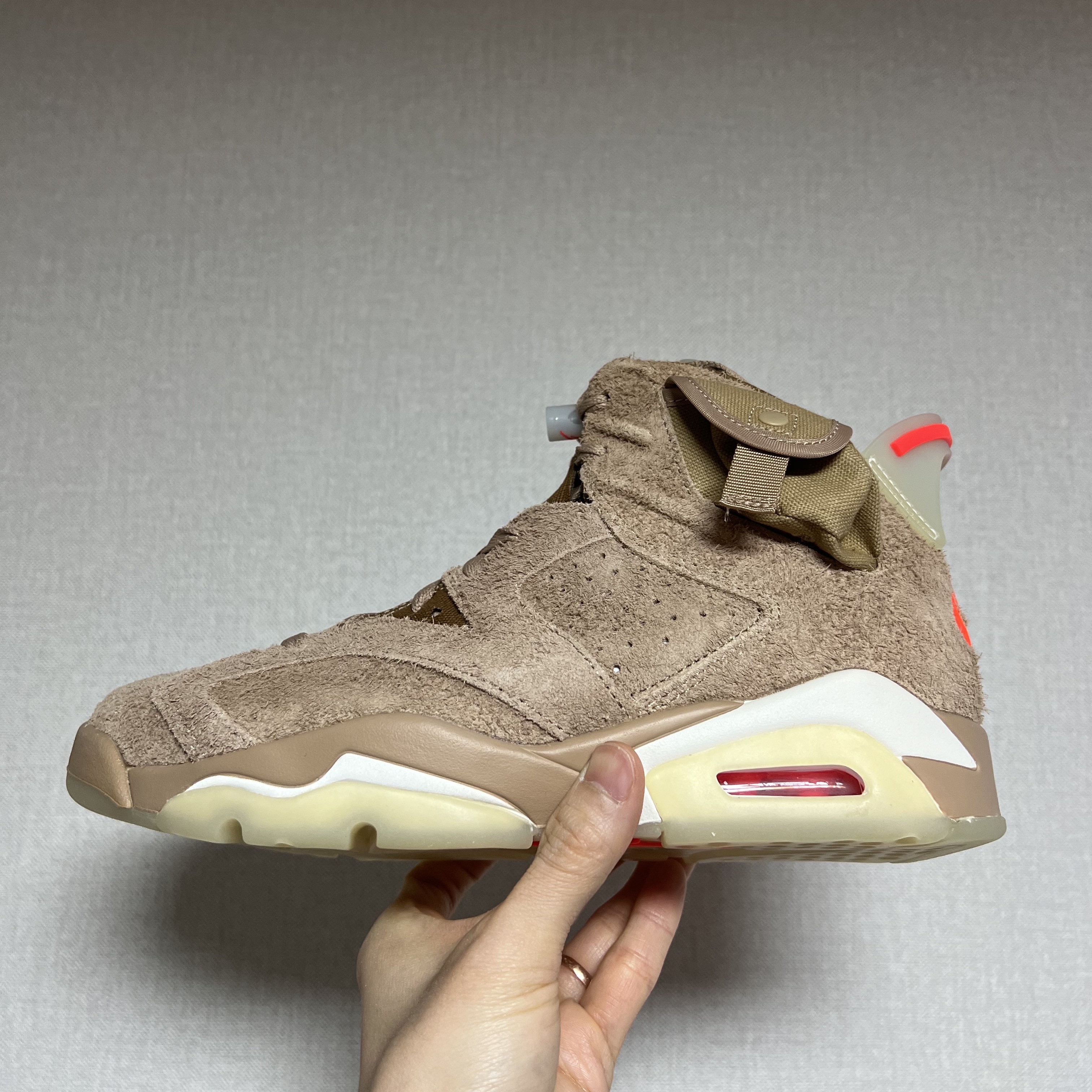 Jordan 6 x Travis Scott Retro SP British Khaki 착용 스타일 - 4