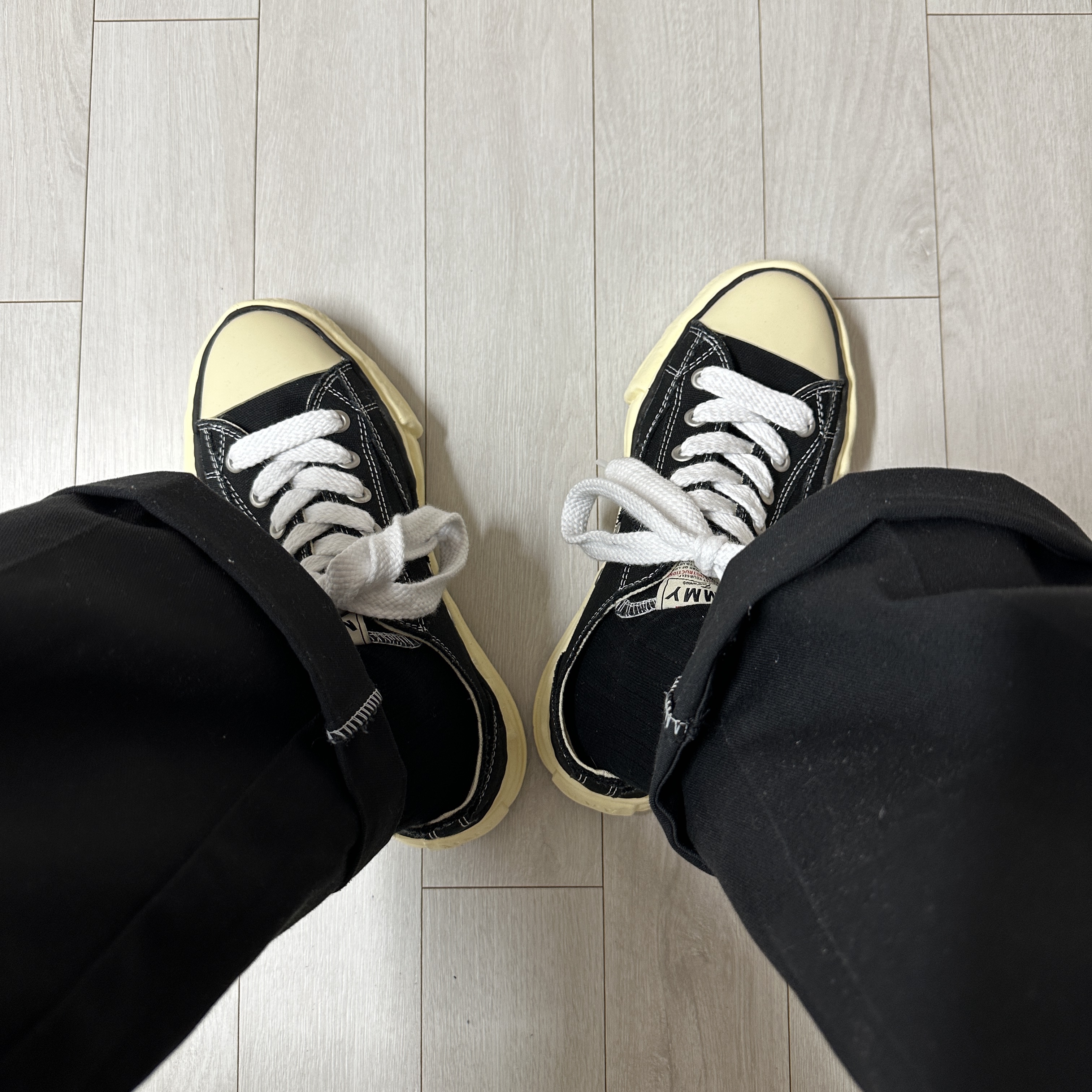 Maison Mihara Yasuhiro Peterson VL OG Sole Canvas Low-top Sneakers Black 착용 스타일