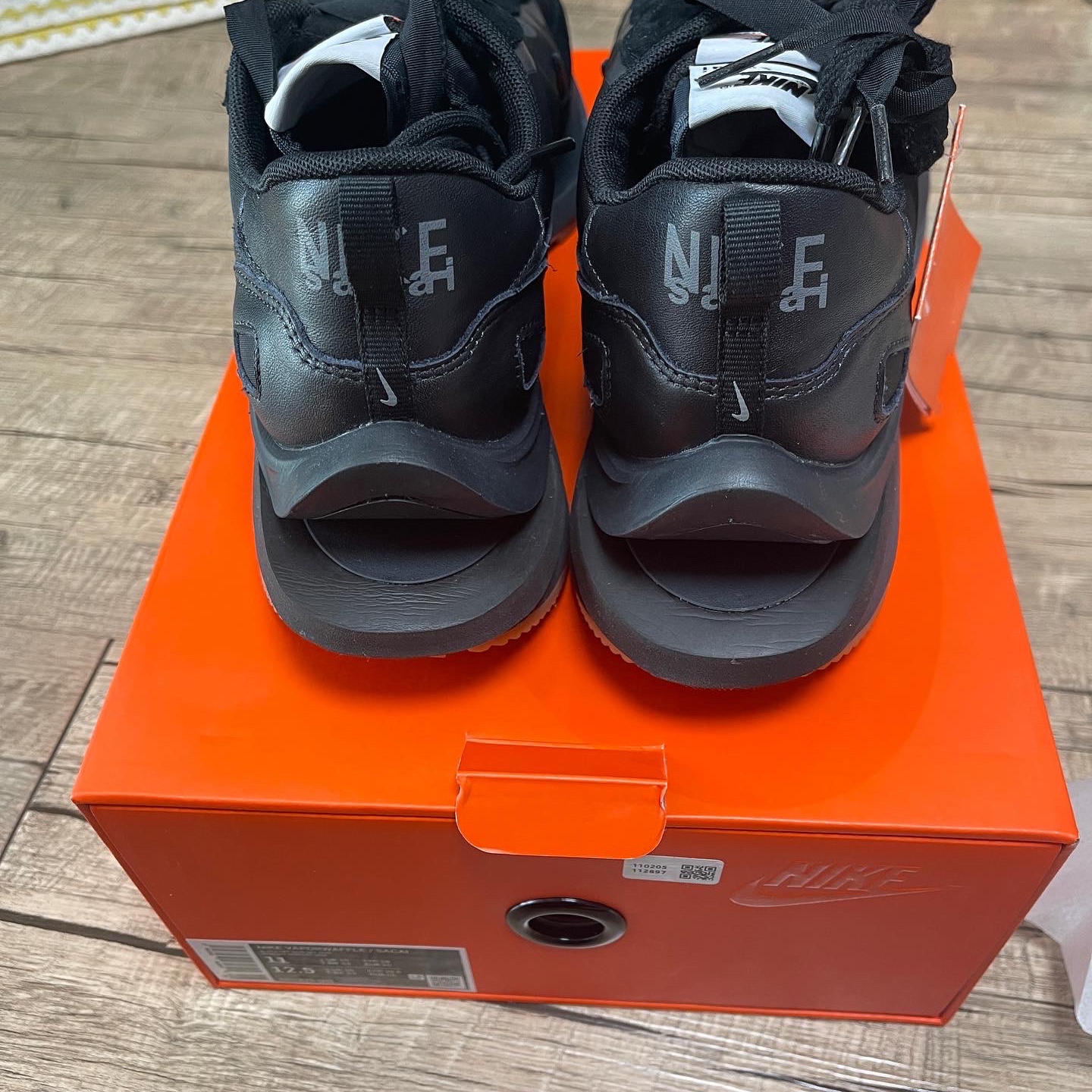 Nike x Sacai VaporWaffle Black and Gum 착용 스타일 - 2