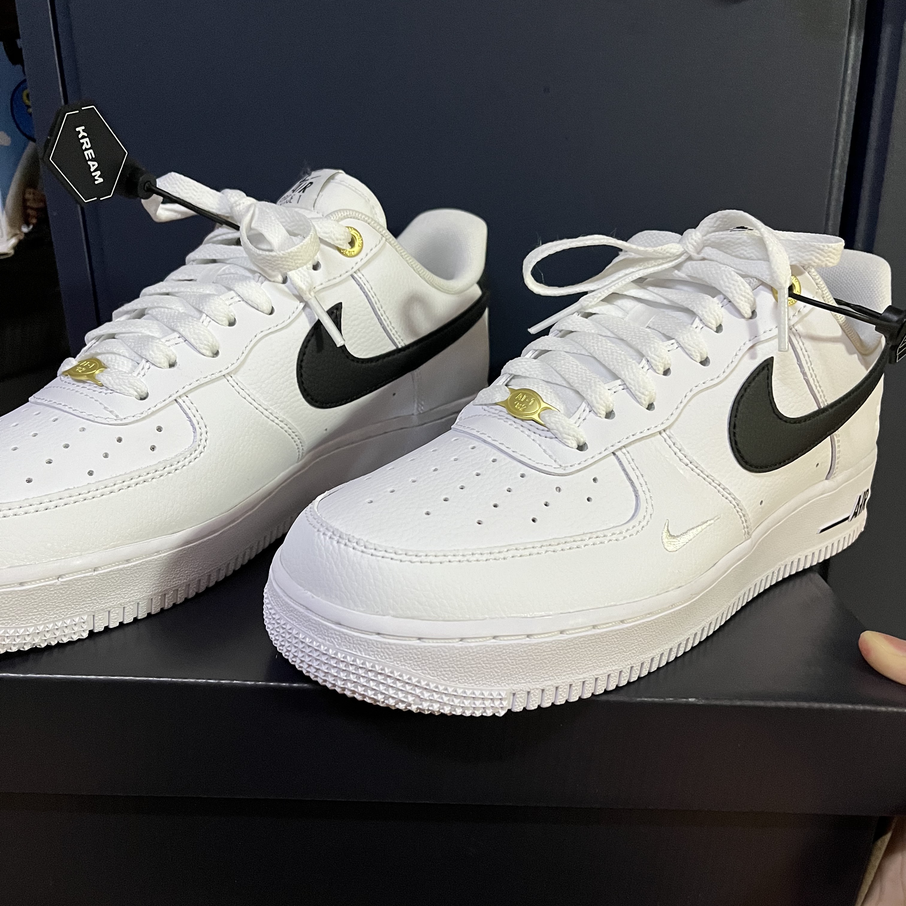 Nike Air Force 1 '07 LV8 40th Anniversary Join Forces White Black 착용 스타일 - 1
