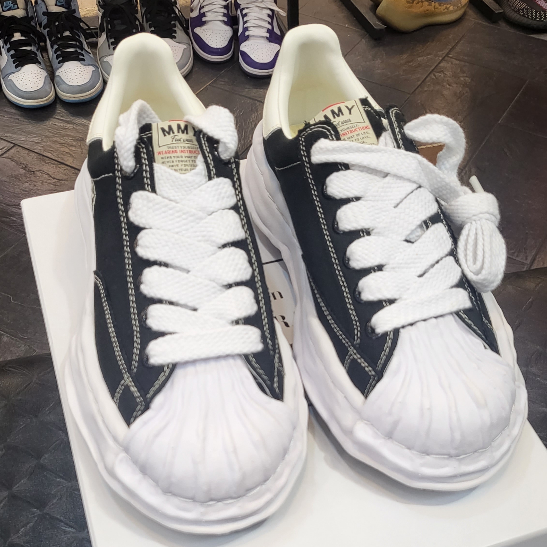 Maison Mihara Yasuhiro Blakey OG Sole Canvas Low-top Sneakers Black White 착용 스타일 - 1