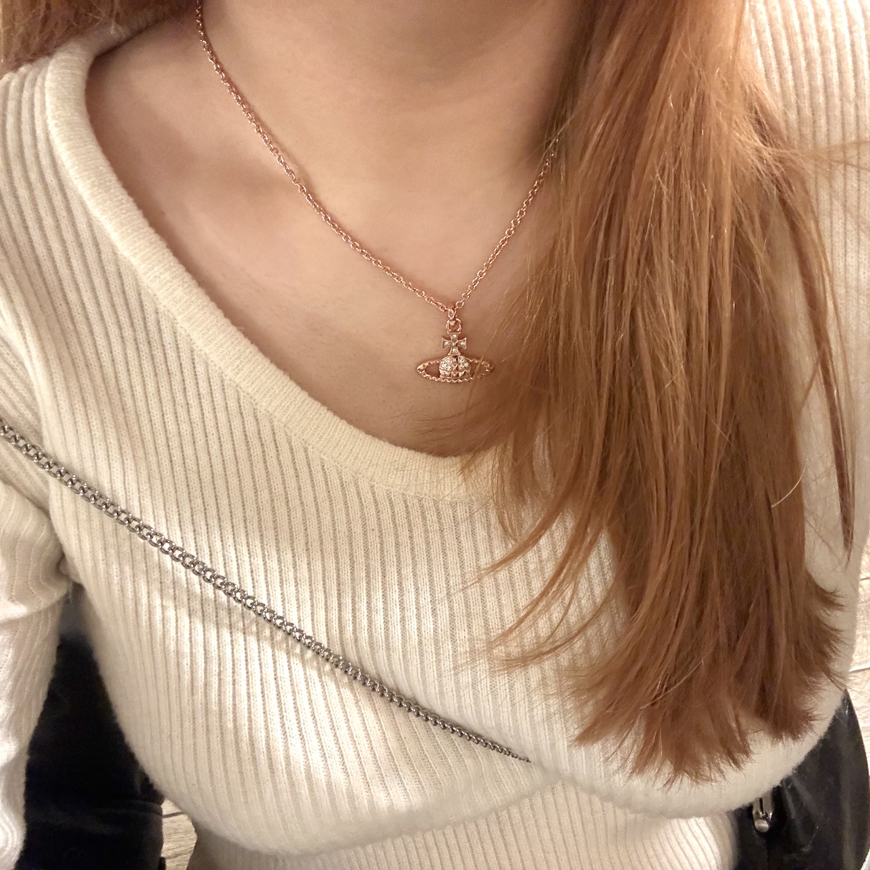 Vivienne Westwood Mayfair Bas Relief Pendant Pink Gold 착용 스타일