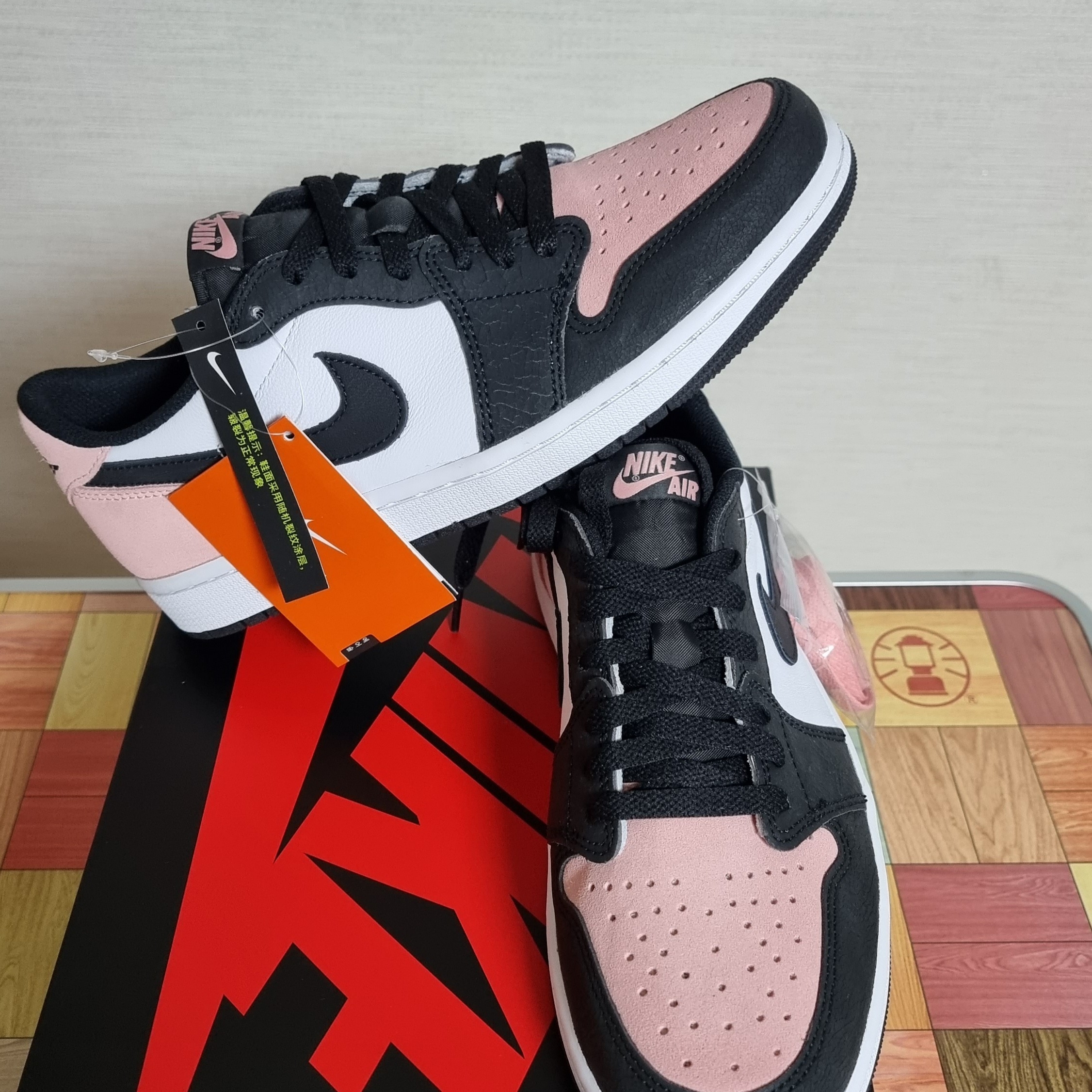 Jordan 1 Retro Low OG Bleached Coral 착용 스타일 - 1