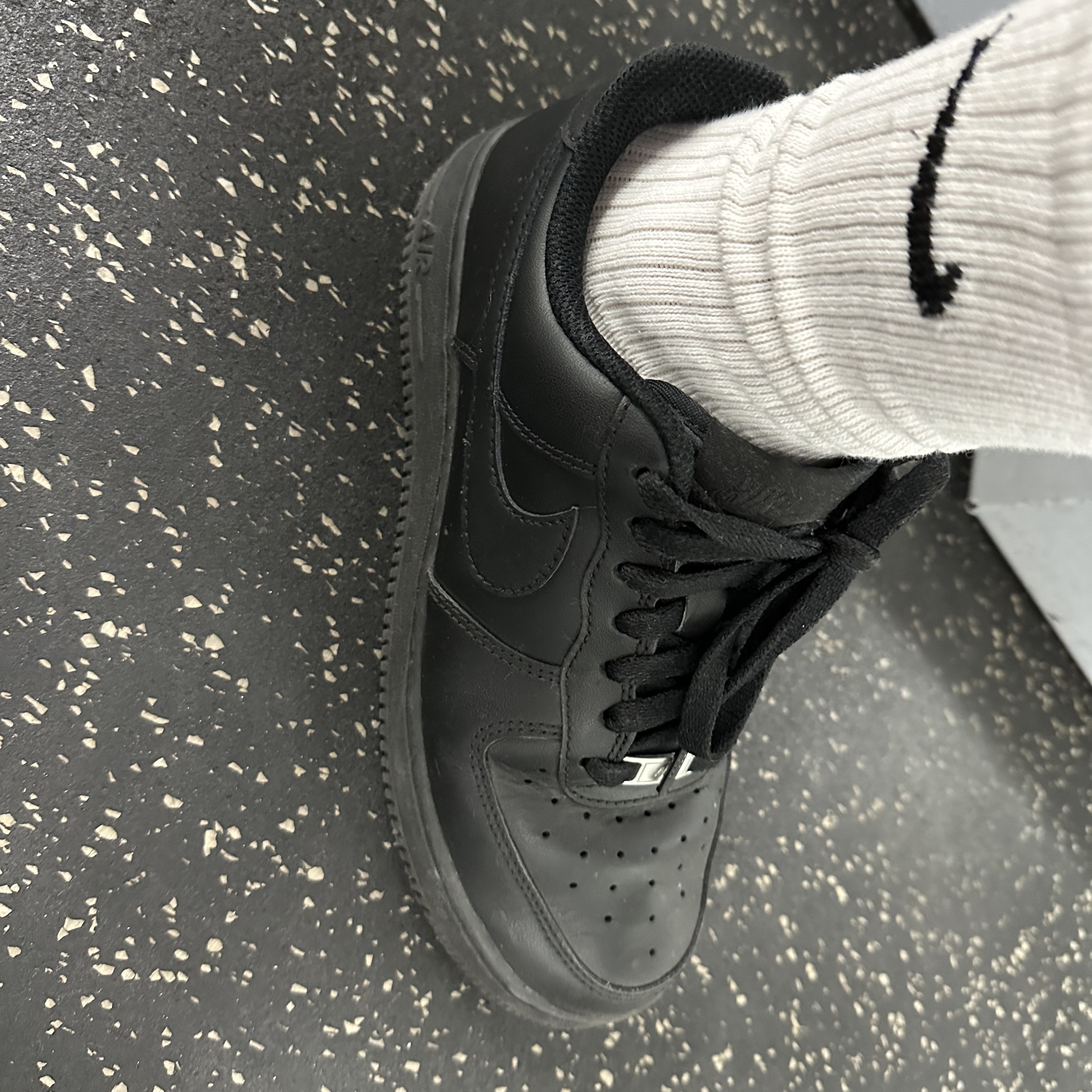 Nike Air Force 1 '07 Low Triple Black 착용 스타일