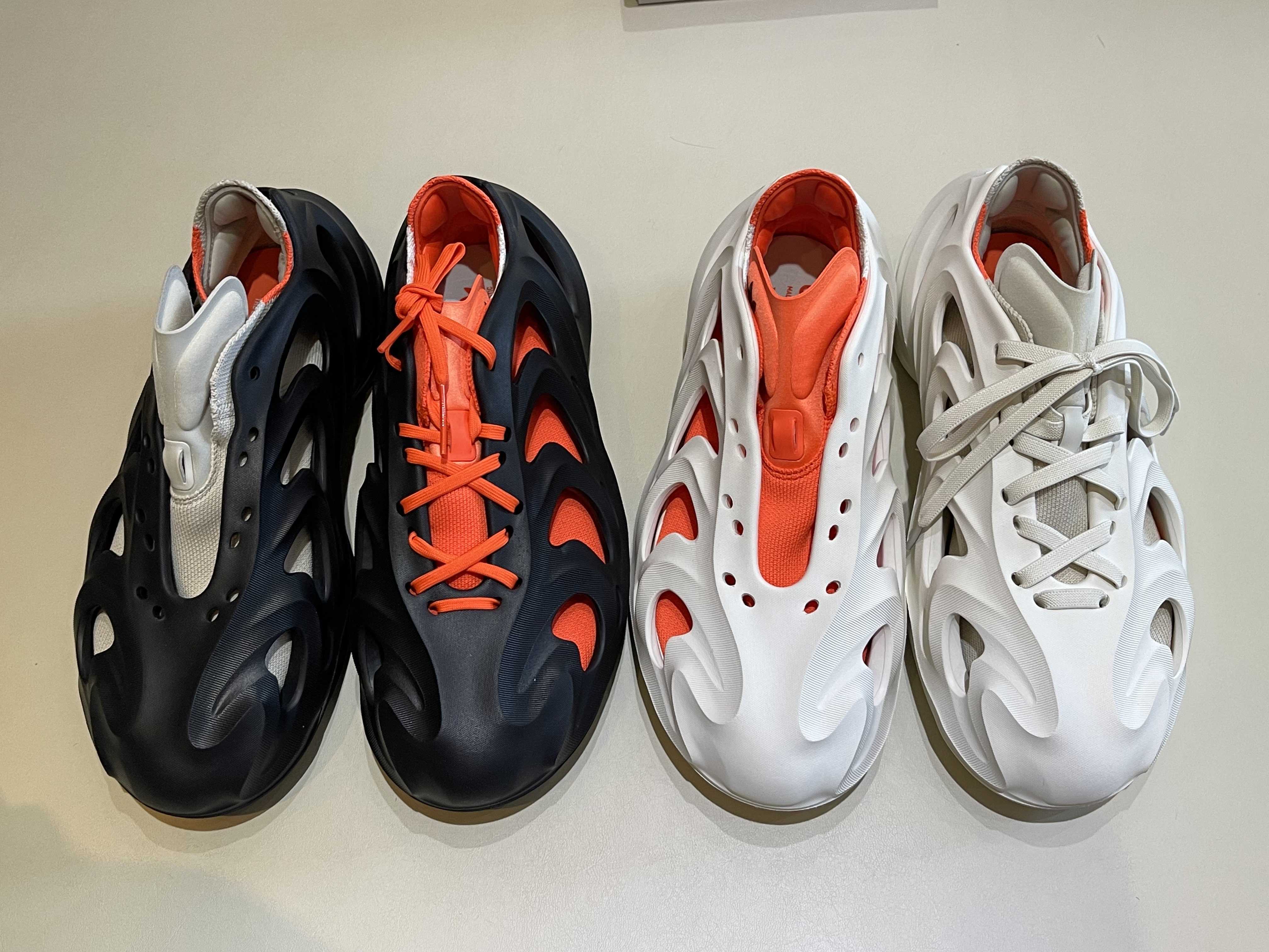 Adidas Adifom Q Off White, Adidas Adifom Q Core Black Imperial Orange 착용 스타일 - 2