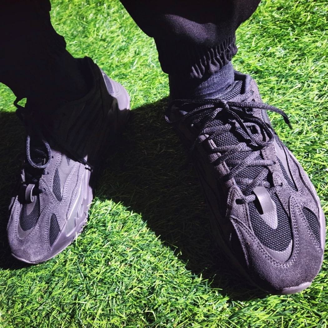 Adidas Yeezy Boost 700 V2 Vanta 2019 착용 스타일 - 4