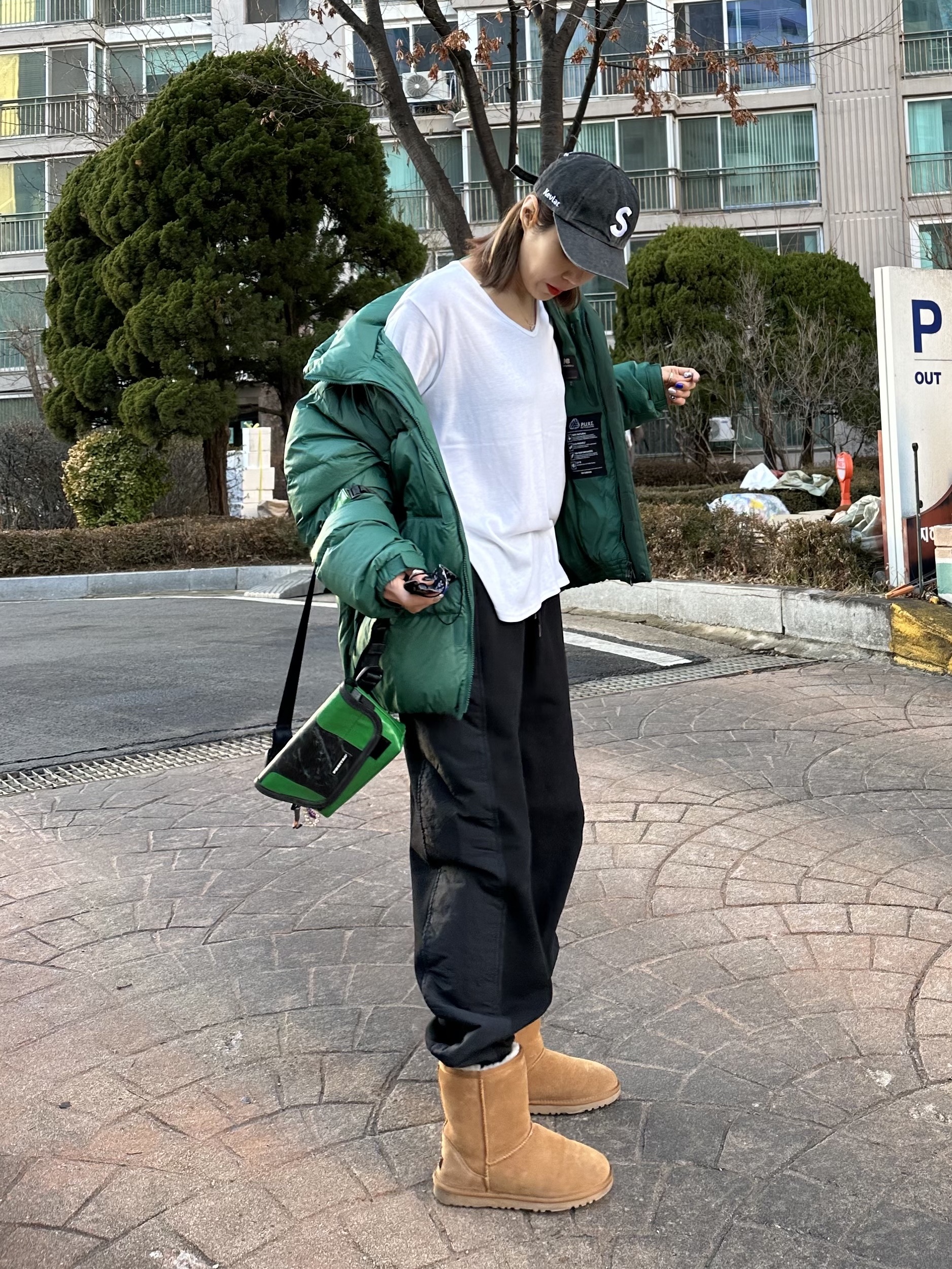 (W) UGG Classic Short II Boots Chestnut, Supreme Kevlar Denim S Logo 6-Panel Black - 22SS 착용 스타일 - 2