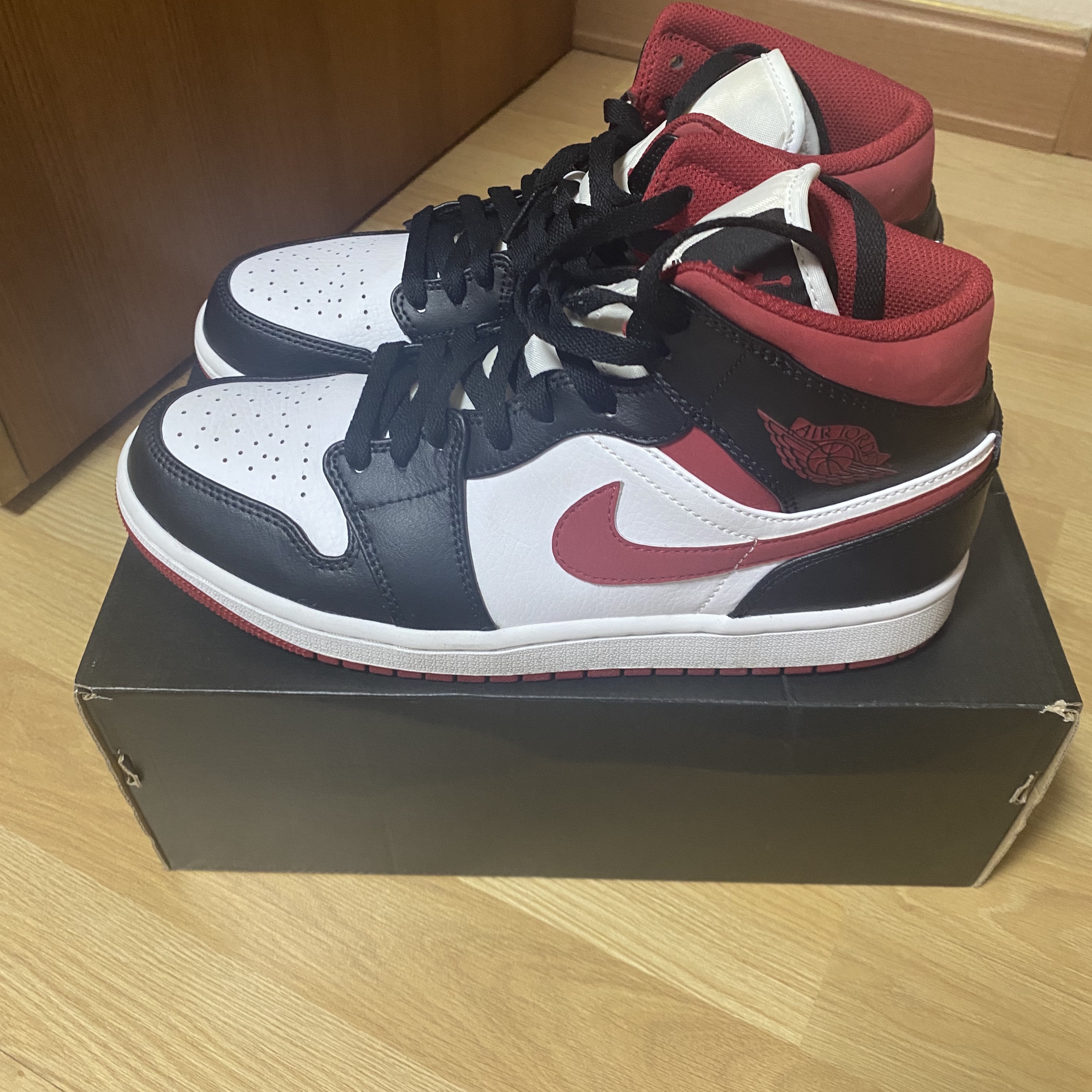Jordan 1 Mid Gym Red Black White 착용 스타일