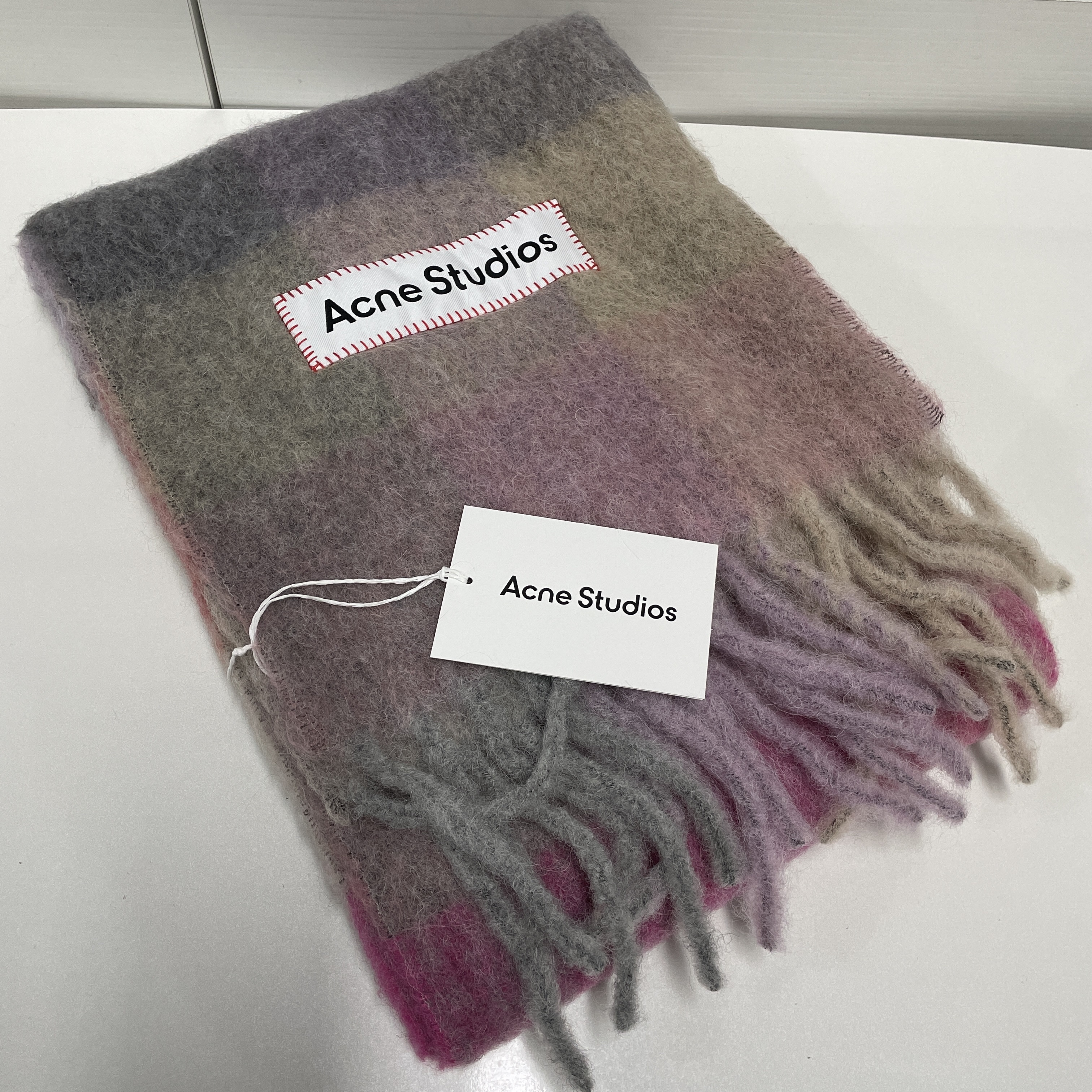 Acne Studios Mohair Check Muffler Fuchsia Lilac Pink 착용 스타일