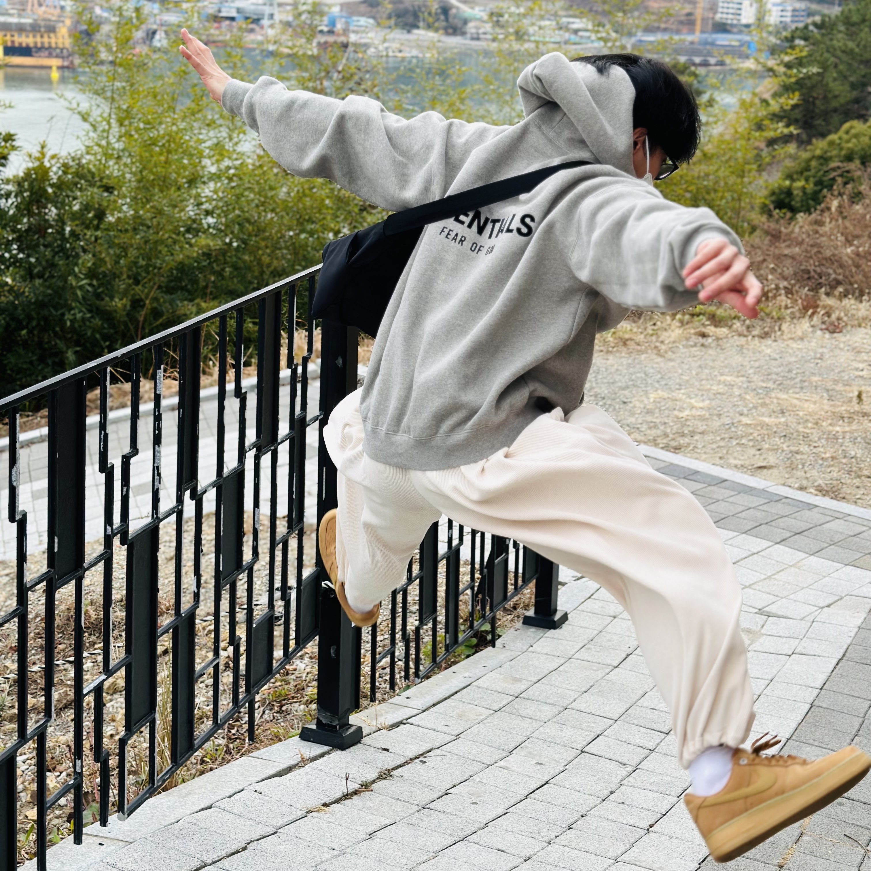 Nike Air Force 1 '07 WB Flax, Essentials The Core Collection Hoodie Dark Oatmeal 착용 스타일 - 4