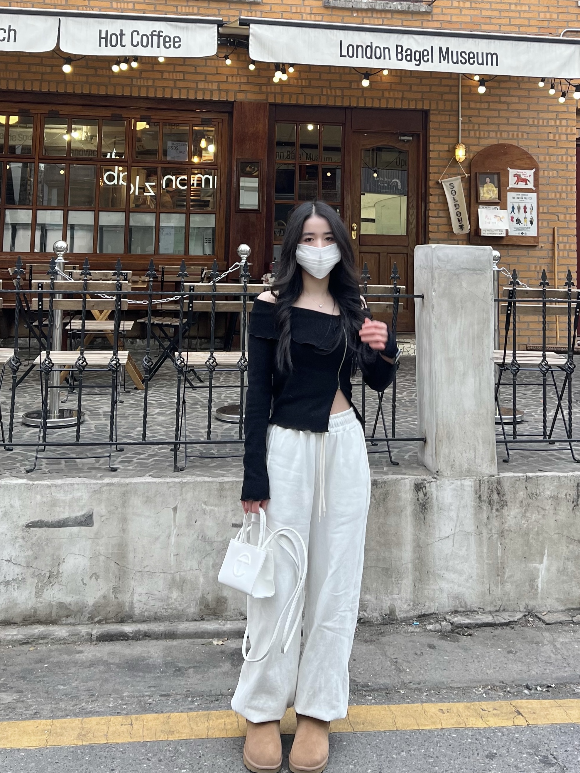 (W) UGG Classic Mini II Boots Chestnut, Telfar Small Shopping Bag White 착용 스타일 - 3