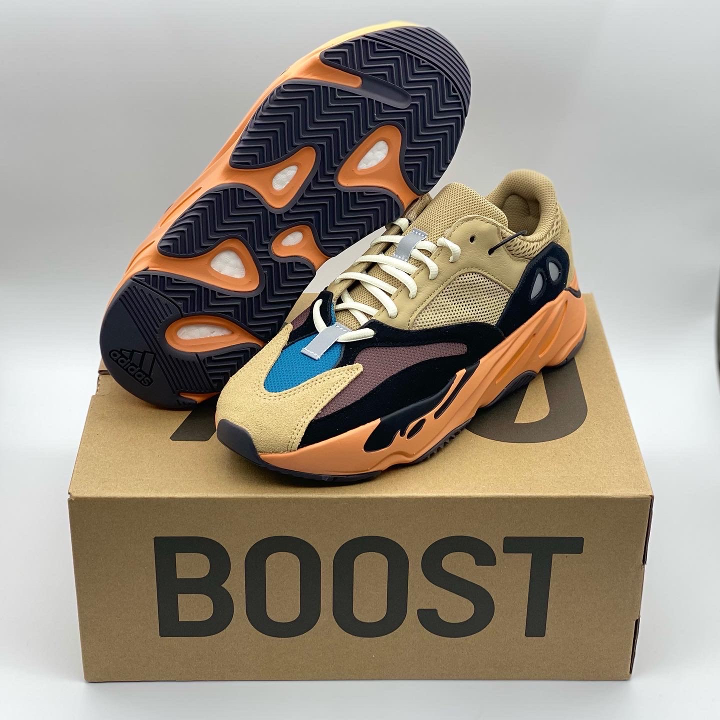 Adidas Yeezy Boost 700 Enflame Amber 착용 스타일 - 1