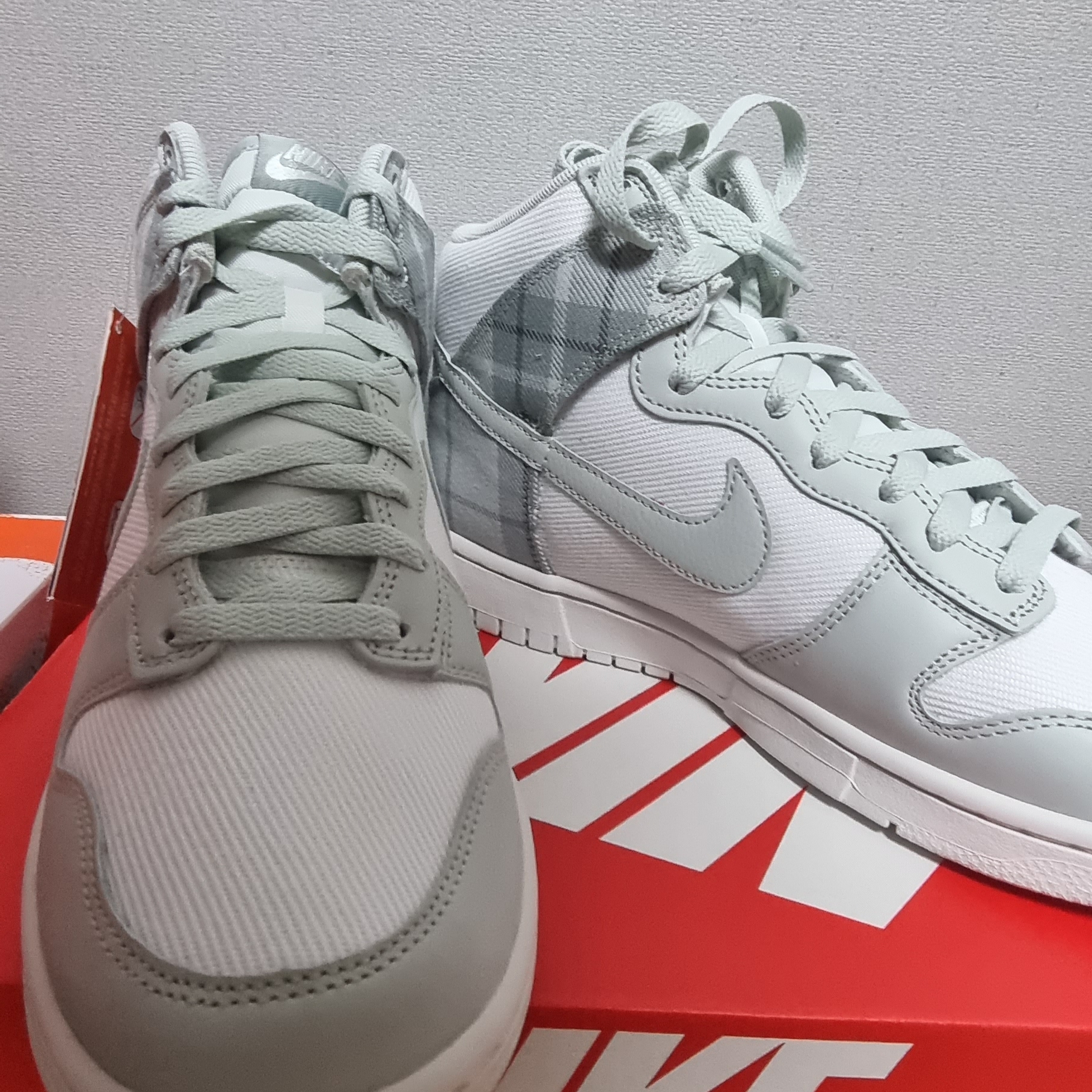 Nike Dunk High Light Silver and Summit White 착용 스타일