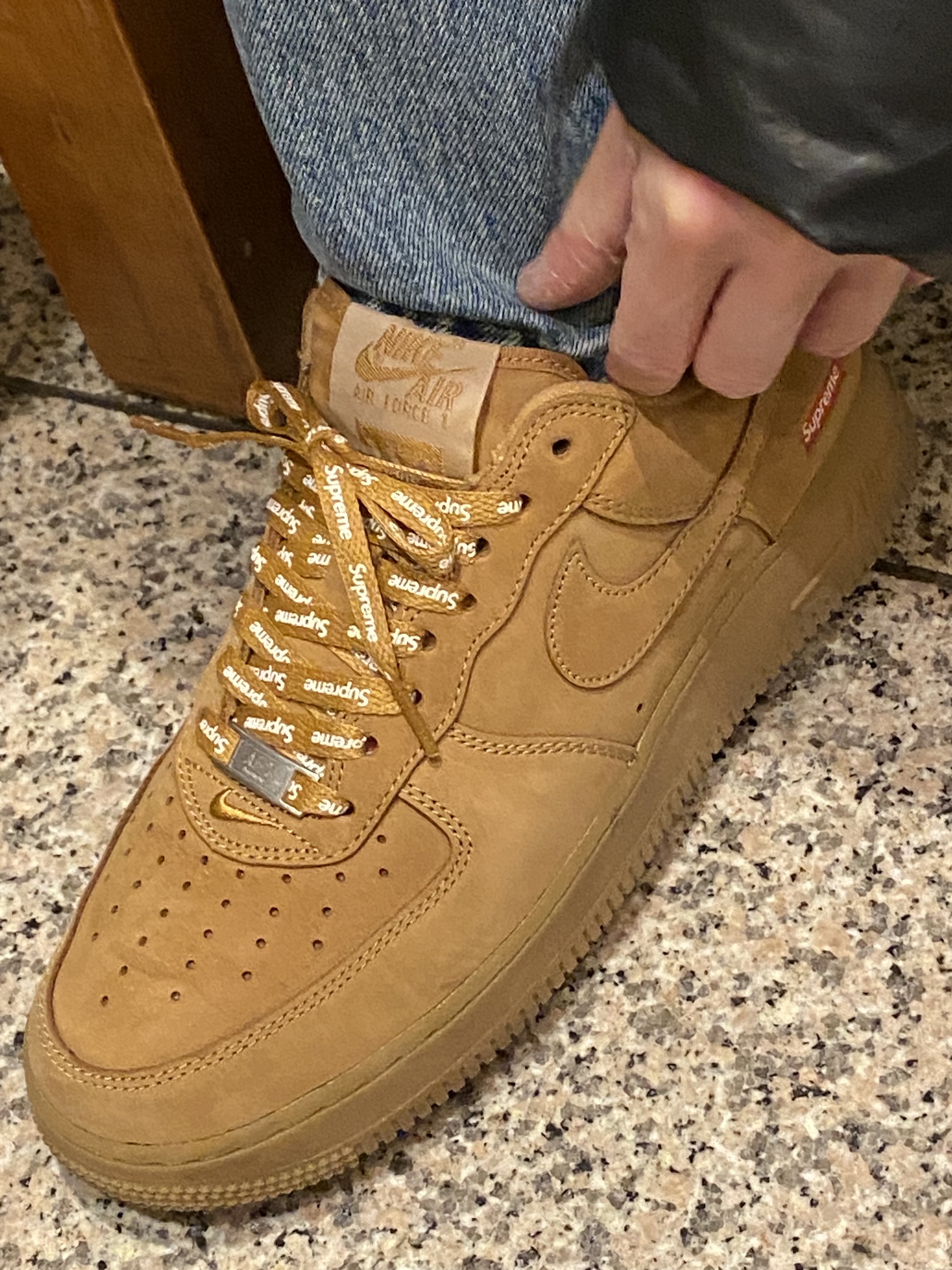 Yeezy Gap Round Jacket Black, Nike x Supreme Air Force 1 Low Flax 착용 스타일 - 3