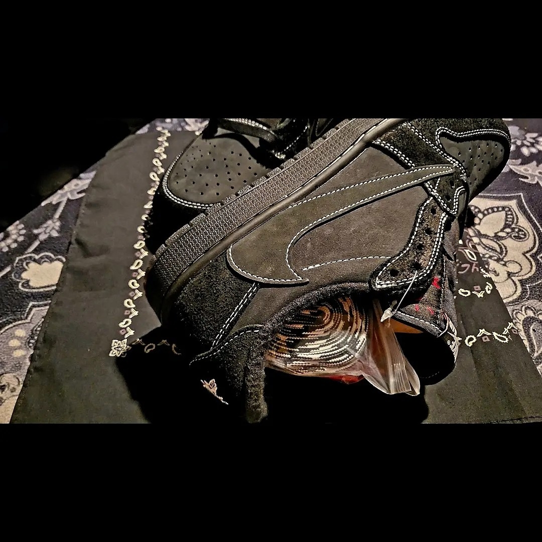 Jordan 1 x Travis Scott Retro Low OG SP Black Phantom 착용 스타일 - 3