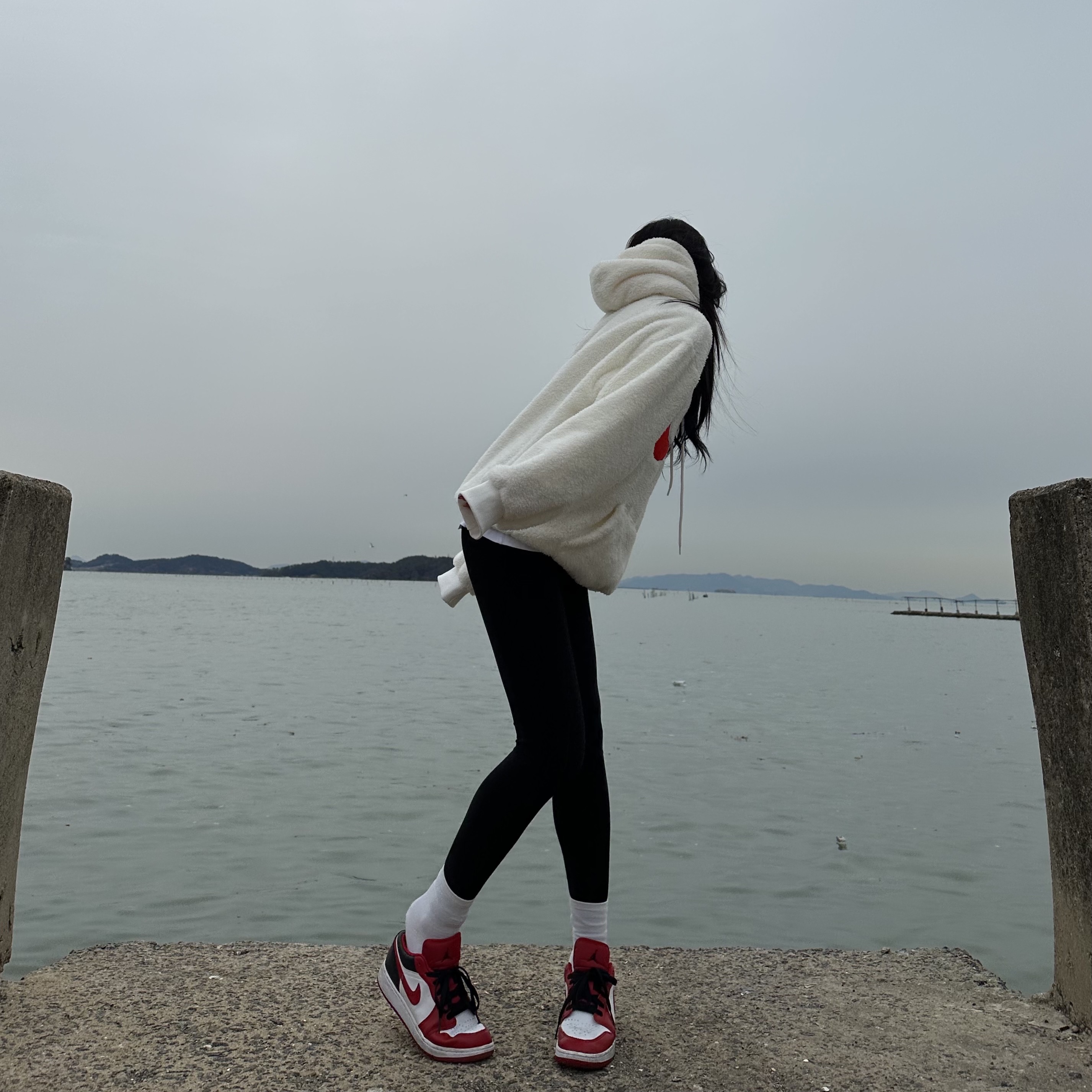 (GS) Jordan 1 Low White Gym Red Black 착용 스타일 - 3