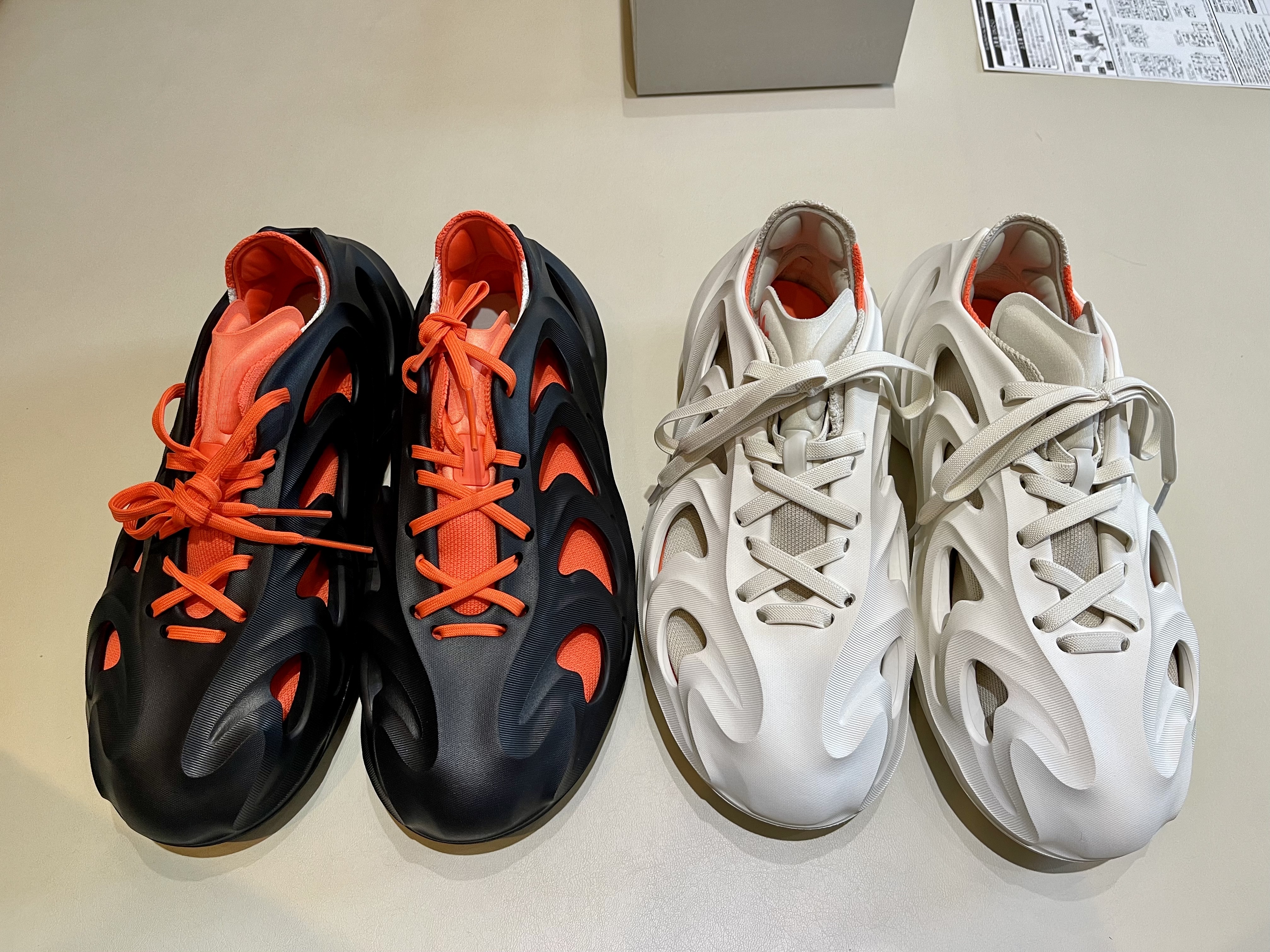 Adidas Adifom Q Off White, Adidas Adifom Q Core Black Imperial Orange 착용 스타일 - 1